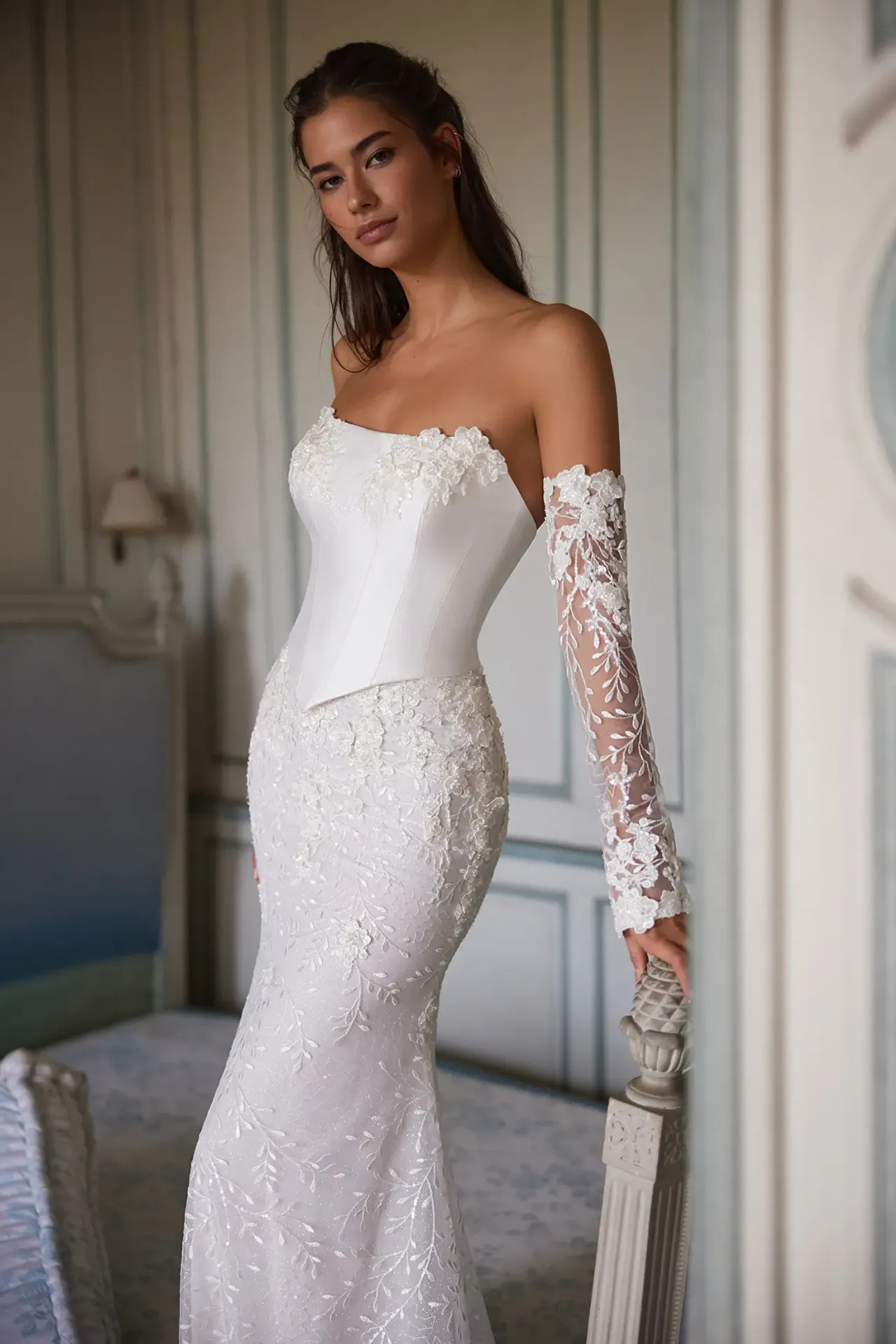 Hedda sellő fazonú menyasszonyi ruha mikádó selyemből és virágos csipkéből a Holdfény Szalonban, Cegléden.