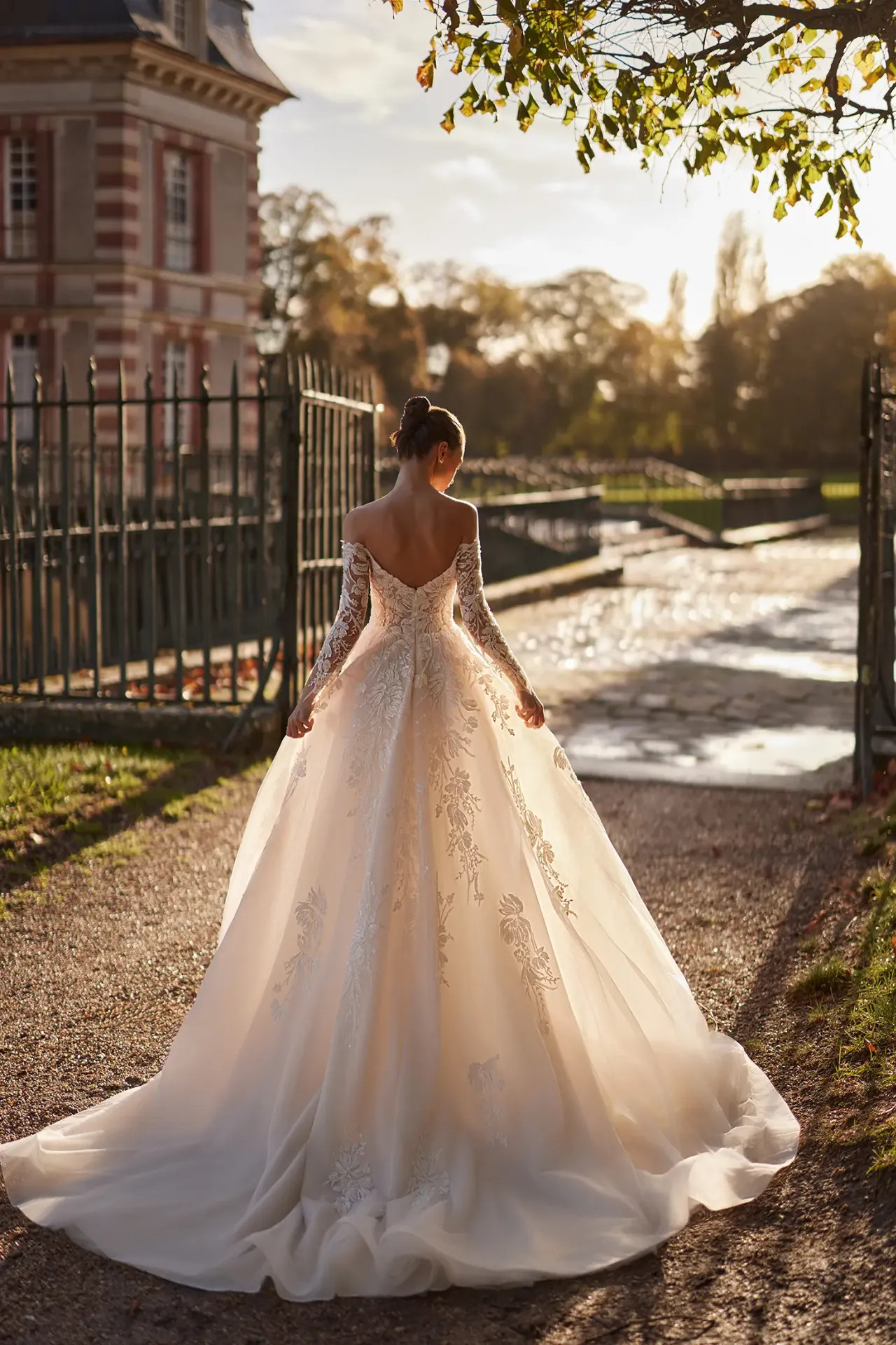 Meadow A-vonalú menyasszonyi ruha 3D virágokkal és csillogó tüll szoknyával a Holdfény Szalonban, Cegléden.