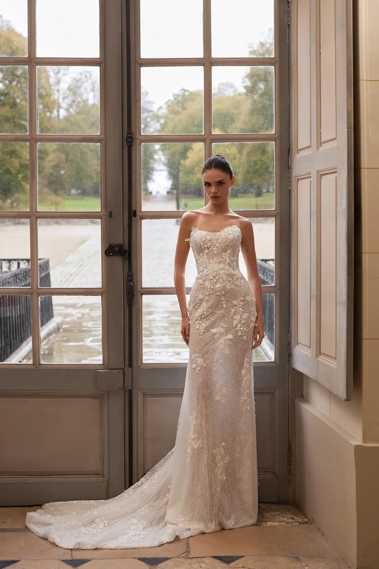 Lorena pánt nélküli, alakkövető menyasszonyi ruha 3D virágokkal és csillogó tüllel a Holdfény Szalonban, Cegléden