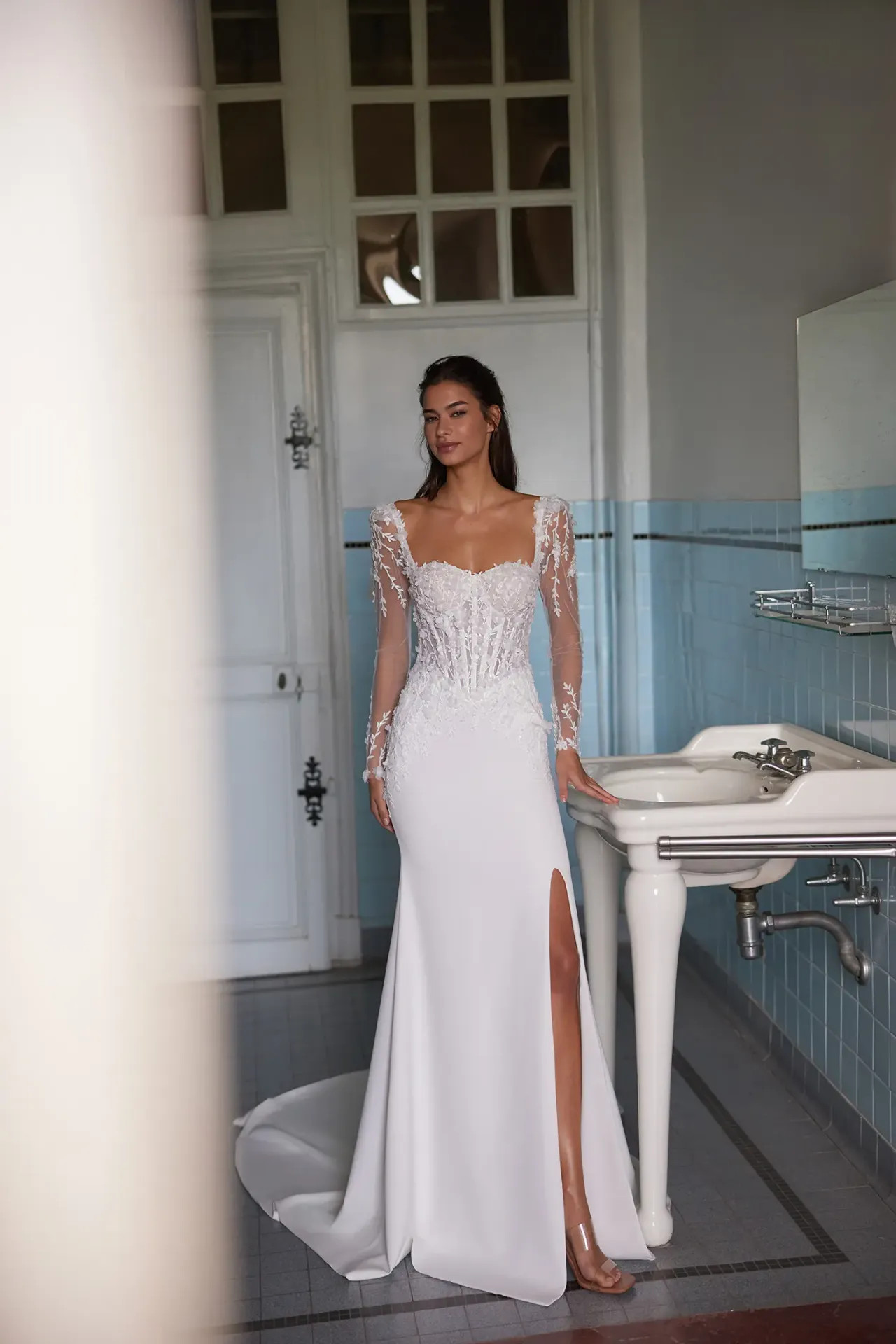 Fortuna menyasszonyi ruha 3D virágokkal, hosszú ujjakkal és felsliccelt szoknyával a Holdfény Szalonban, Cegléden