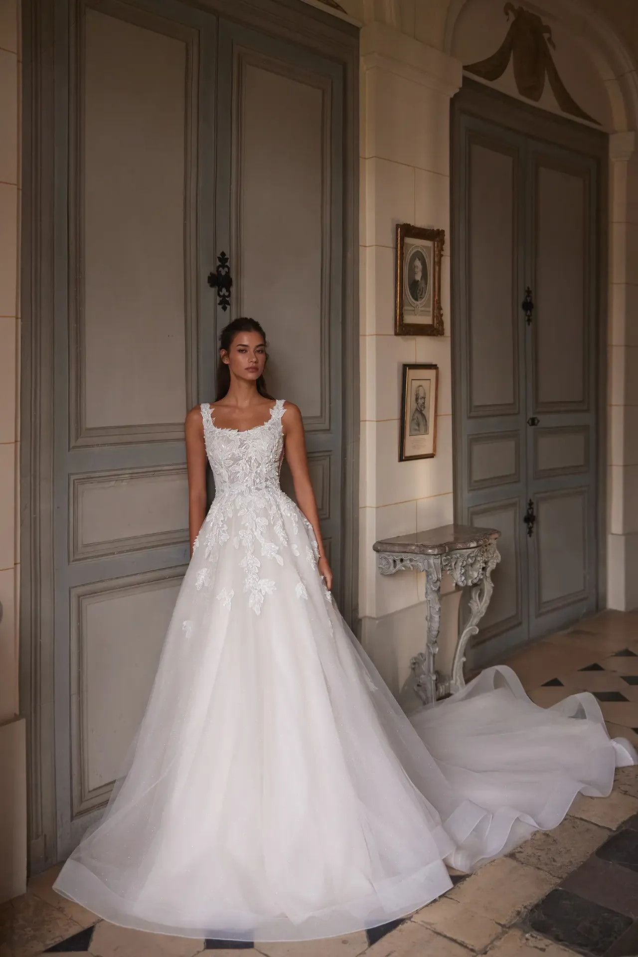 Verity A-vonalú menyasszonyi ruha szögletes nyakkivágással és csillogó glitter tüllel a Holdfény Szalonban, Cegléden