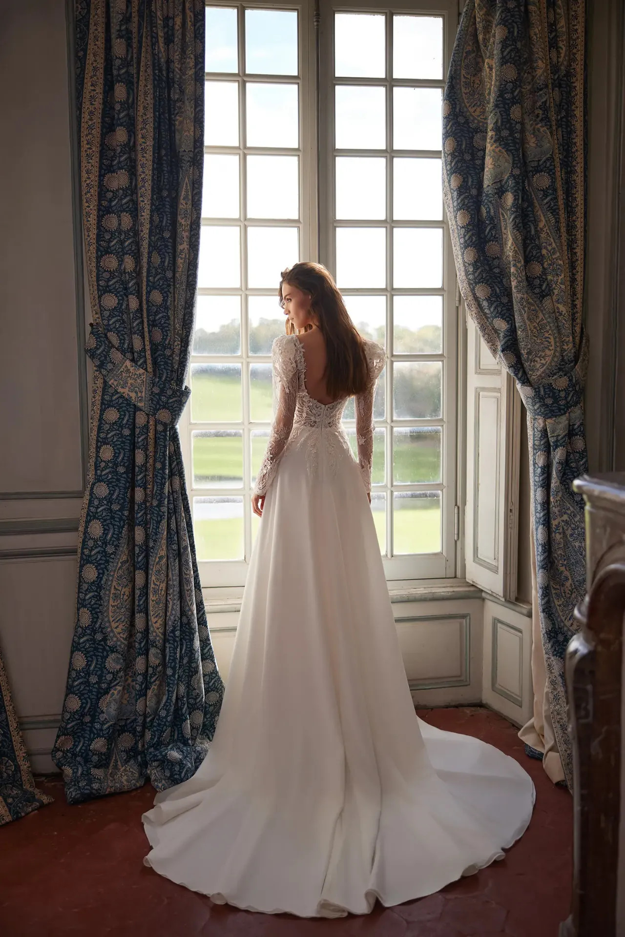 Josetta A-vonalú menyasszonyi ruha hosszú, puffos ujjakkal és 3D virágdíszítéssel a Holdfény Szalonban, Cegléden