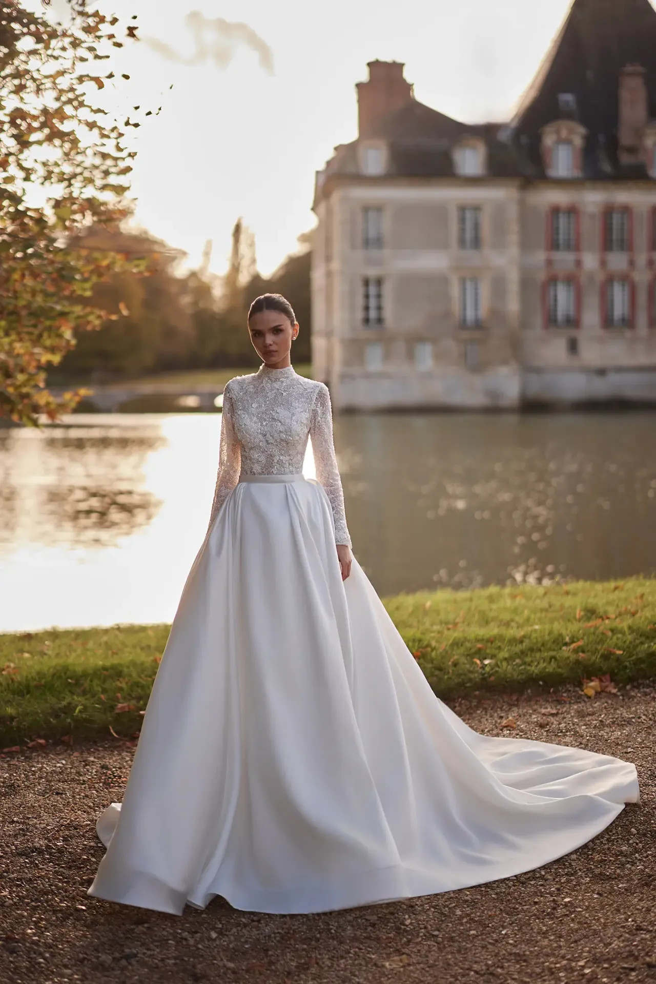 Poesia A-vonalú menyasszonyi ruha hosszú csipkeujjal, magas nyakkal és elegáns mikádó selyem szoknyával a Holdfény Szalonban, Cegléden