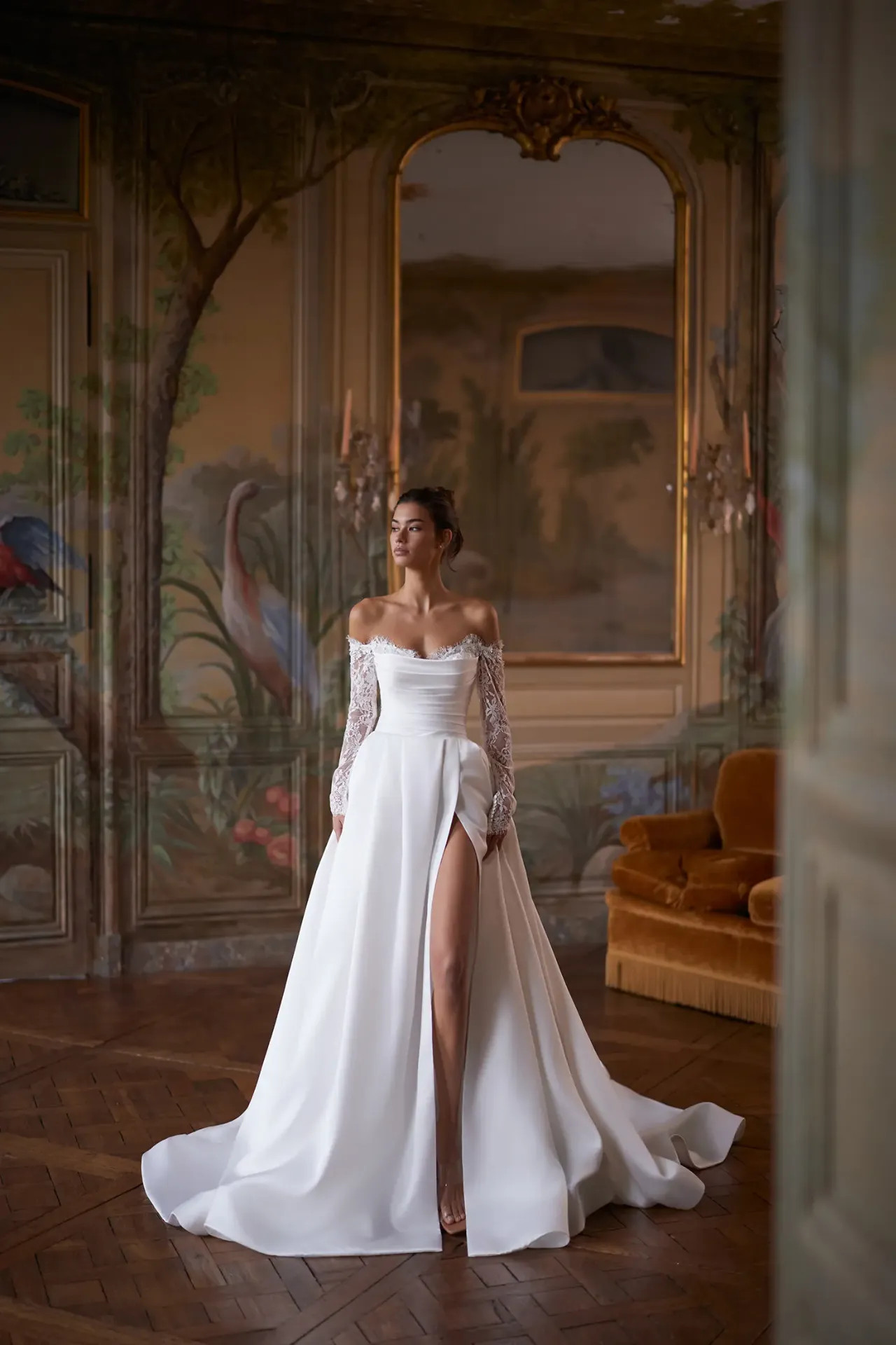 Capella ejtett vállú mikádó menyasszonyi ruha hosszú csipkeujjal és felsliccelt szoknyával a Holdfény Szalonban, Cegléden