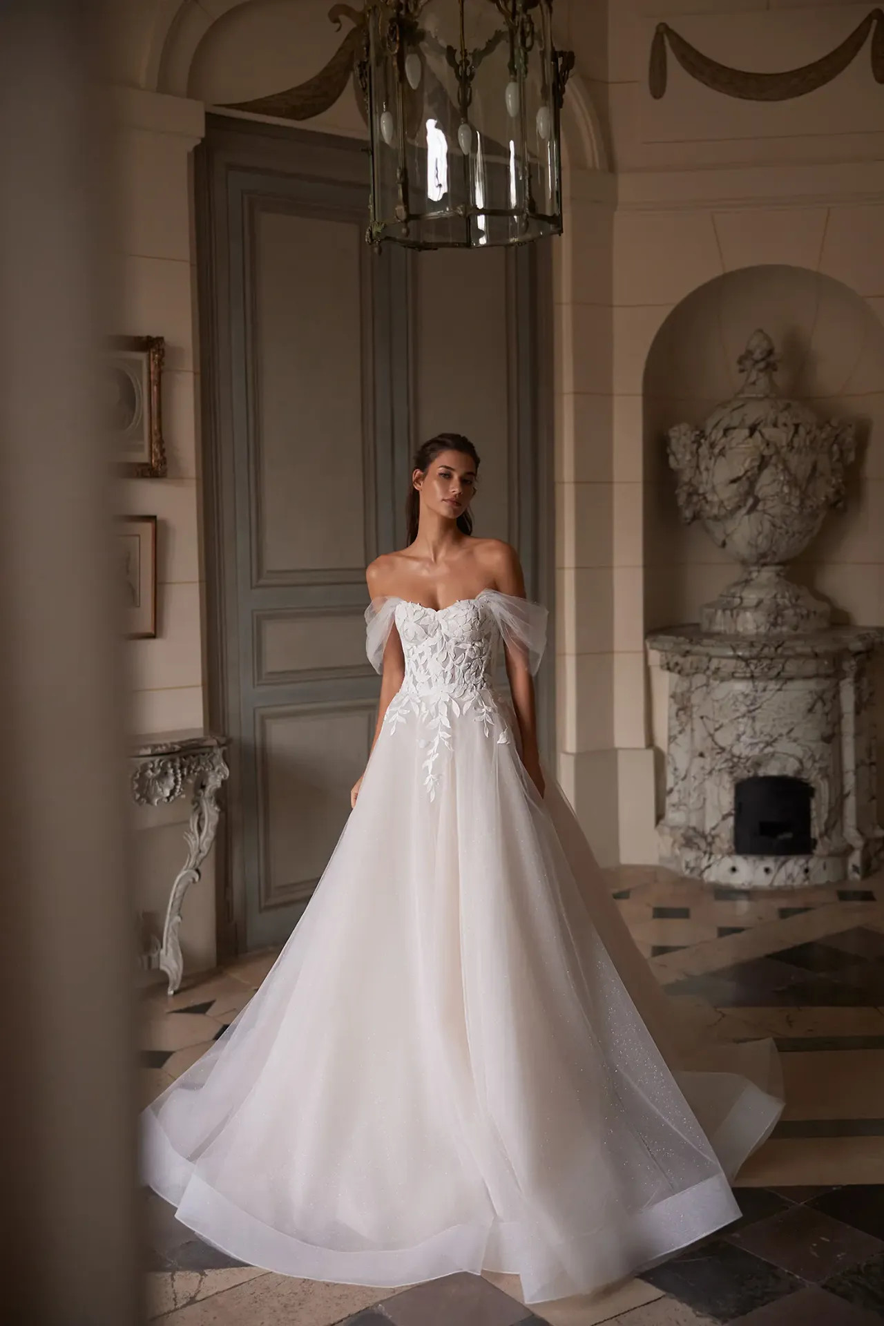 Alice A-vonalú menyasszonyi ruha levélmintás csipkével és ejtett vállú tüll pántokkal a Holdfény Szalonban, Cegléden