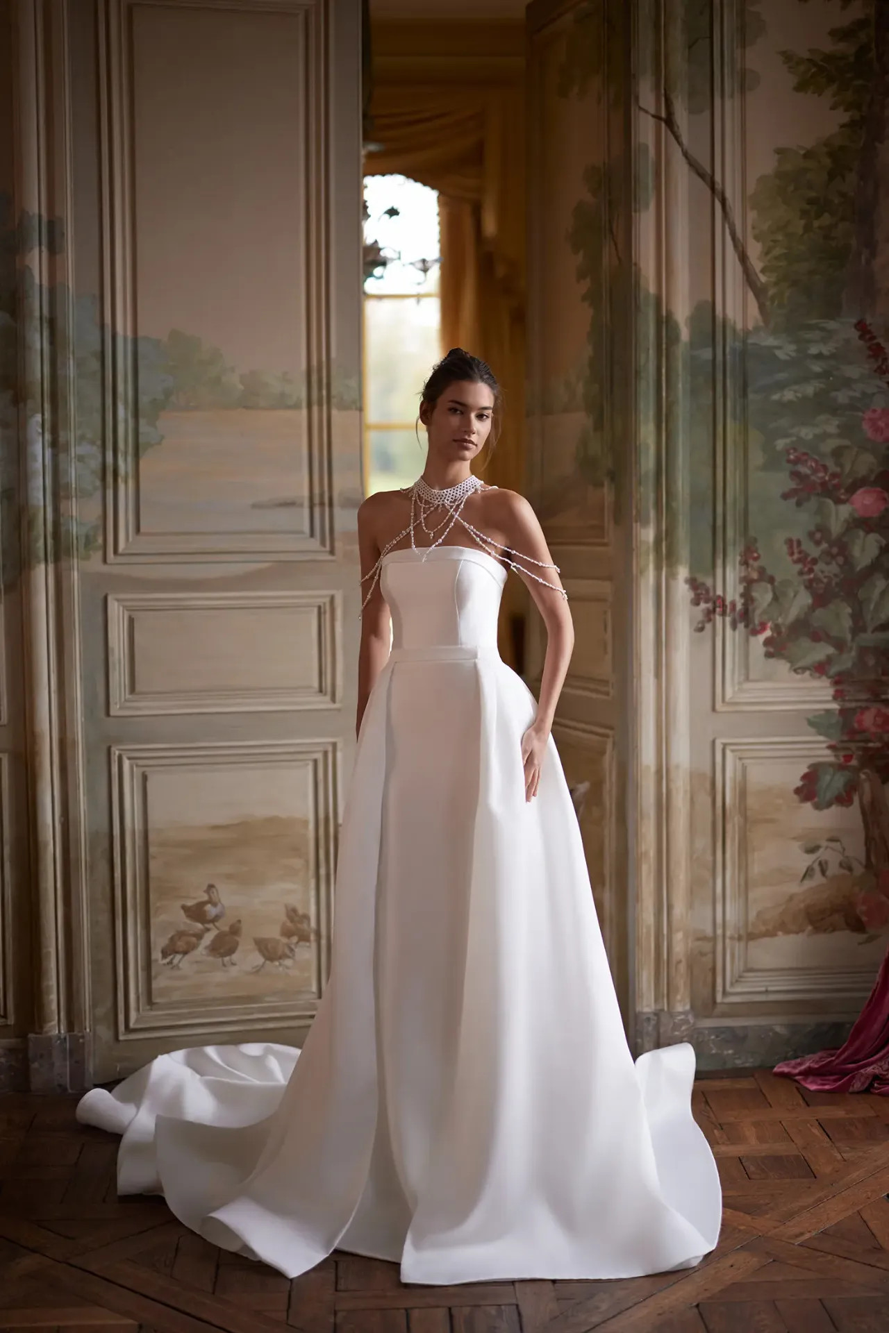 Natalie ejtett vállú mikádó selyem menyasszonyi ruha kézzel készült vállkiegészítővel a Holdfény Szalonban, Cegléden