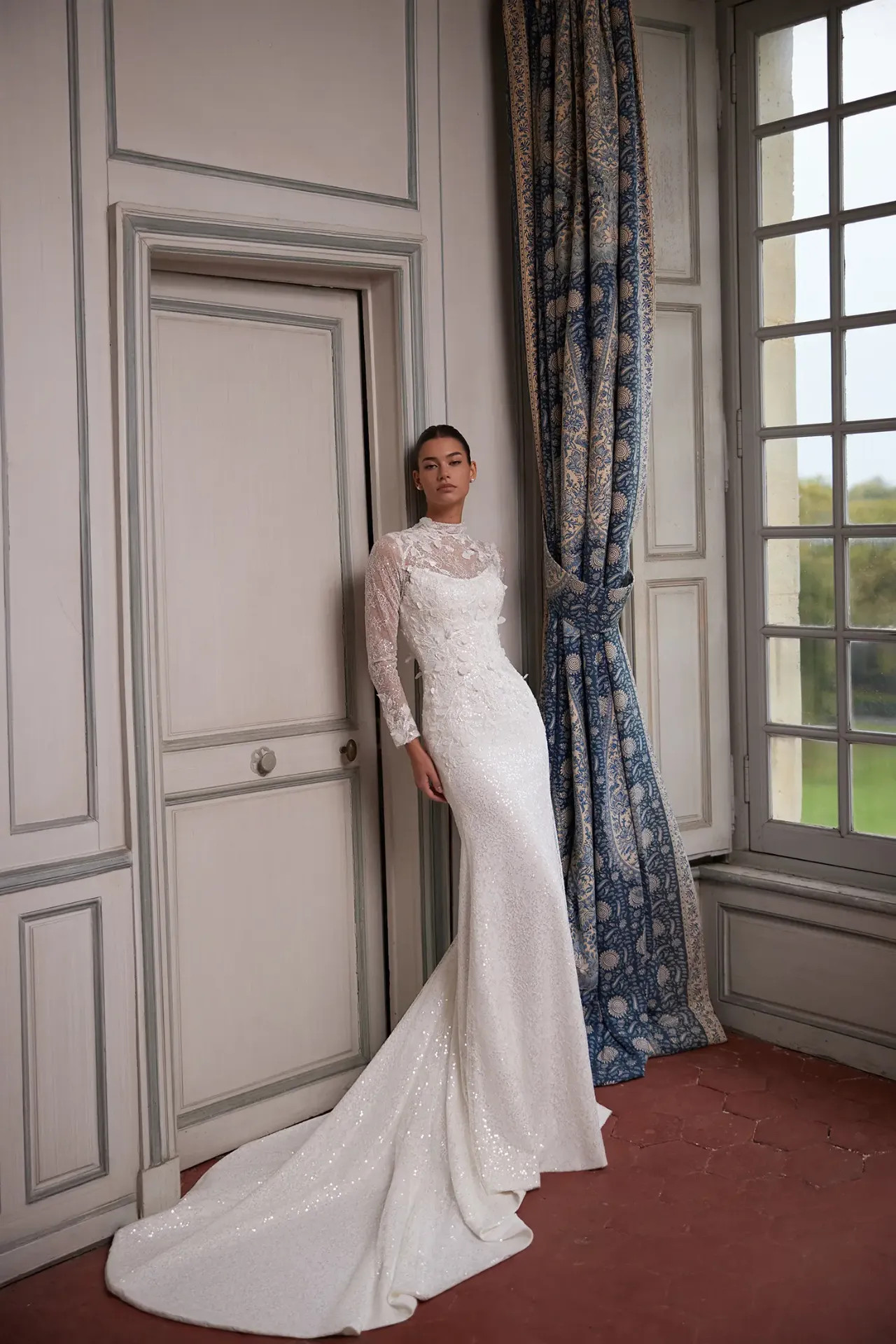 Katia alakkövető menyasszonyi ruha magasított nyakkal, flitteres Chantilly csipkével a Holdfény Szalonban, Cegléden