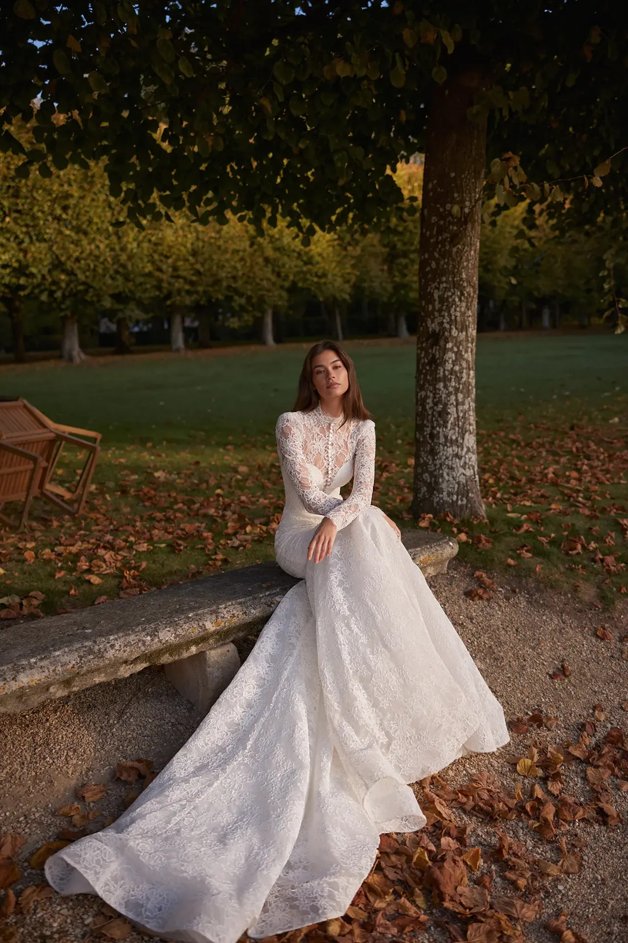 Serafina alakkövető menyasszonyi ruha Alençon csipkéből, elöl végigfutó gombsorral a Holdfény Szalonban, Cegléden