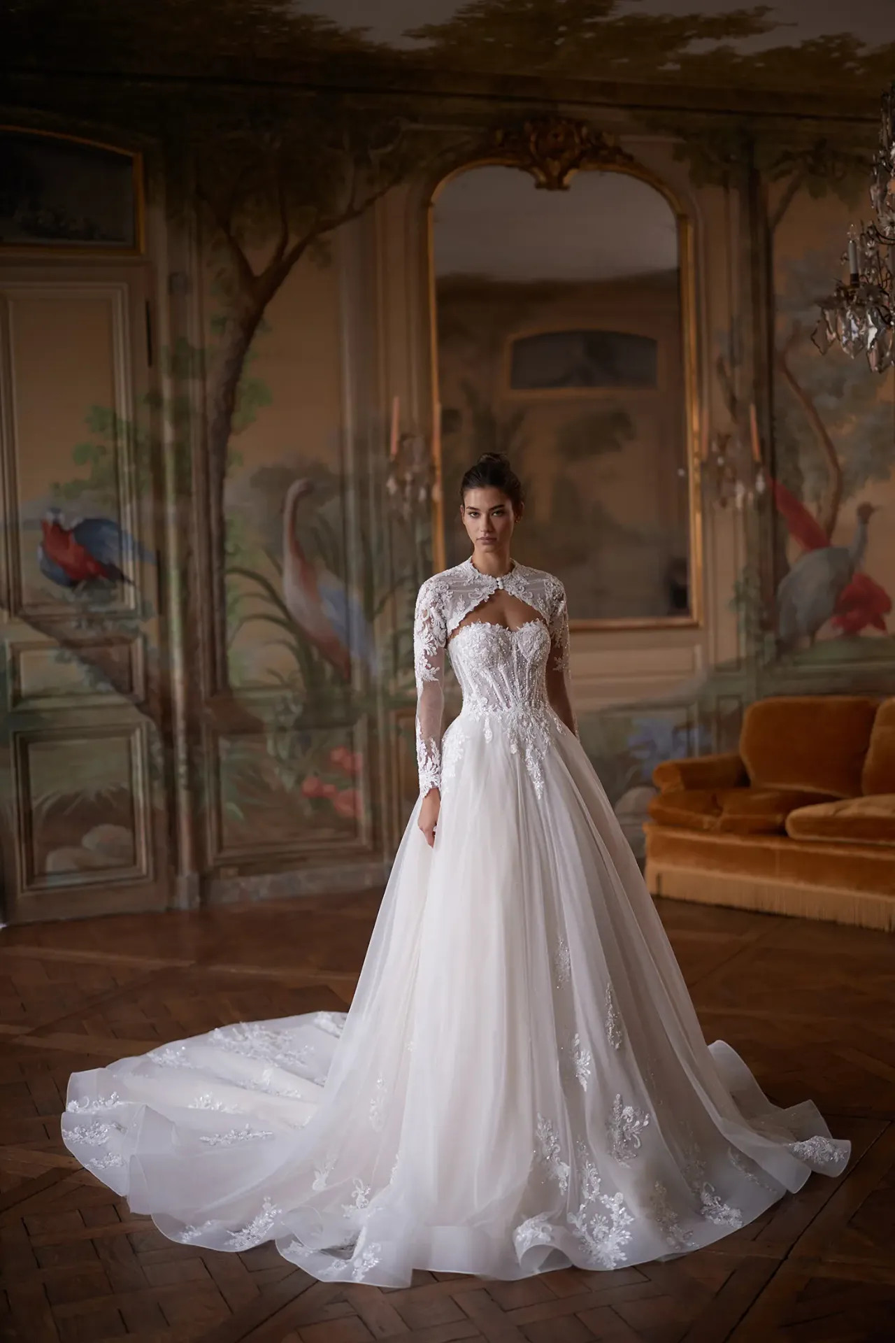 Winona A-vonalú menyasszonyi ruha kézzel varrott gyöngyökkel, glitter tüll szoknyával és csipke boleróval a Holdfény Szalonban, Cegléden