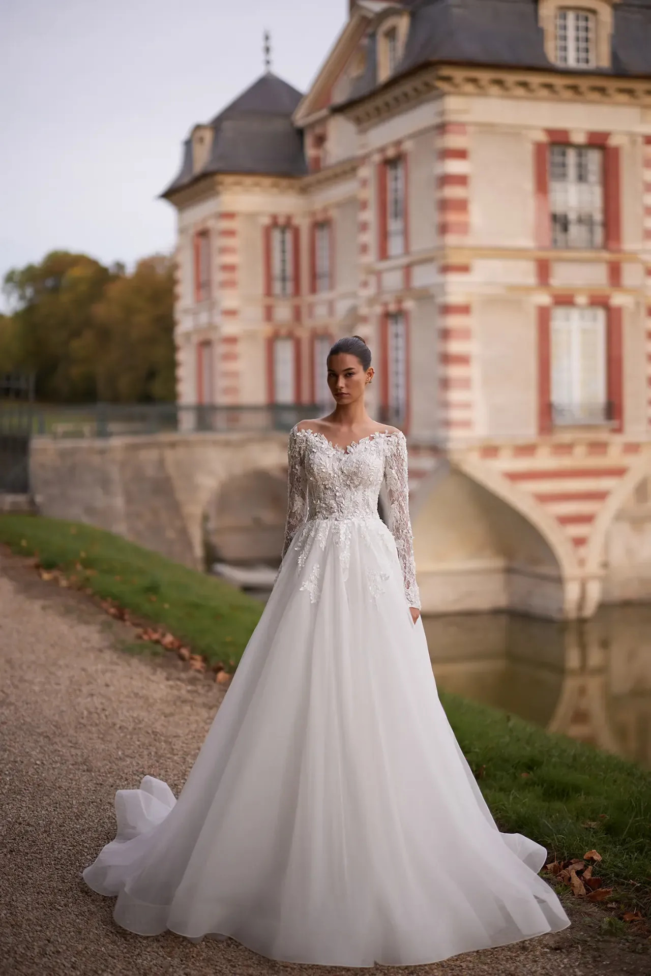 Marseille A-vonalú menyasszonyi ruha hosszú csipkeujjal és lágy tüll szoknyával a Holdfény Szalonban, Cegléden