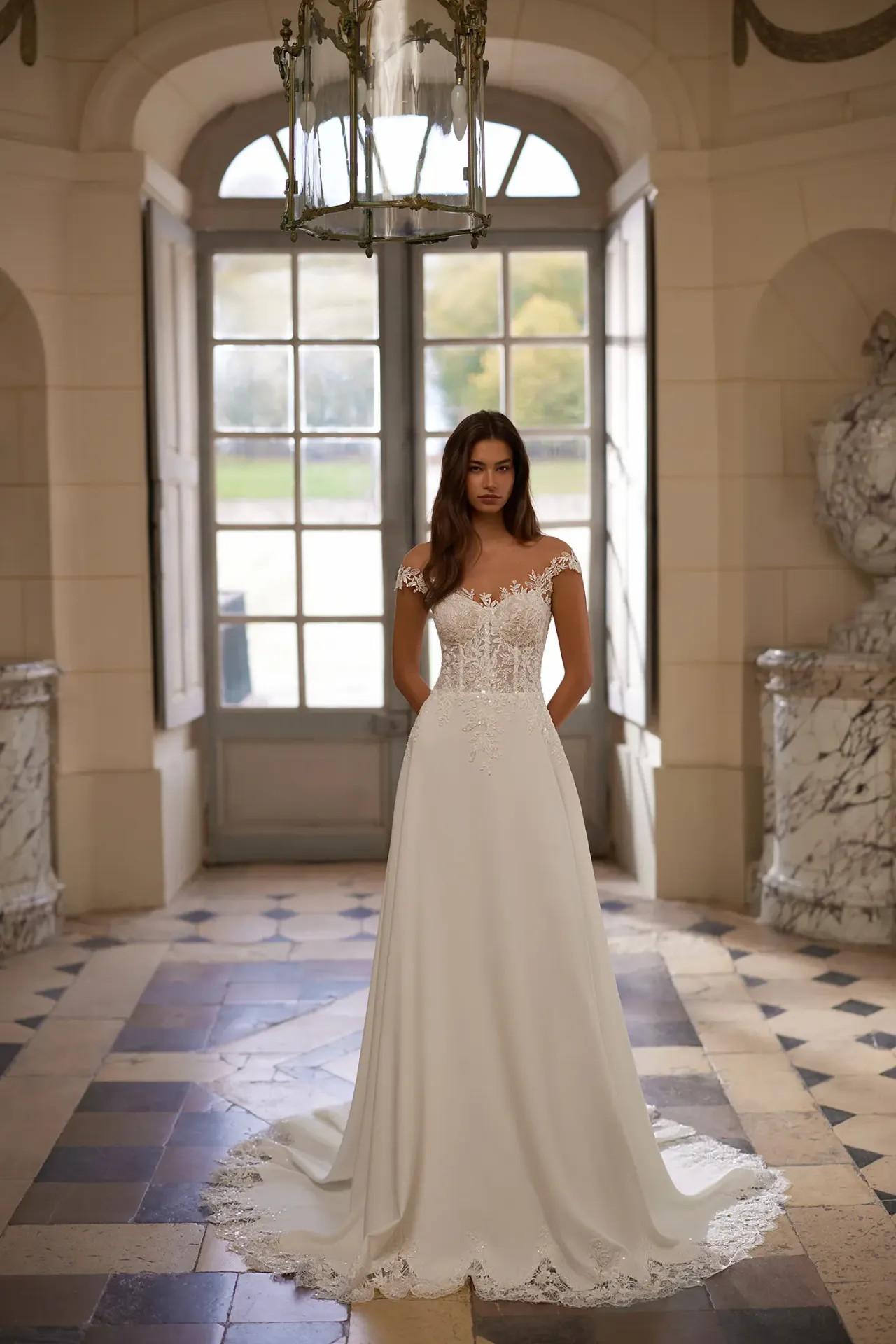 Brunella letisztult menyasszonyi ruha krep-sifon szoknyával és csipke felsőrésszel a Holdfény Szalonban, Cegléden