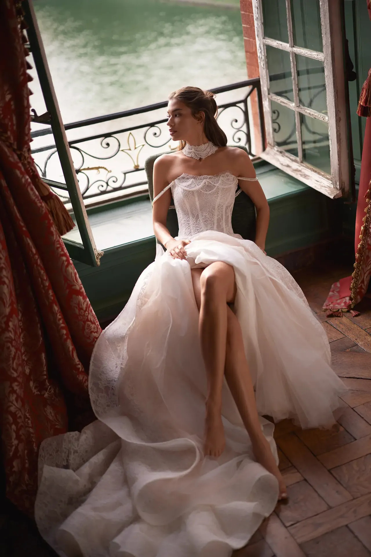 Cordelia ejtett vállú Alençon csipke menyasszonyi ruha gyöngyös díszítéssel a Holdfény Szalonban, Cegléden