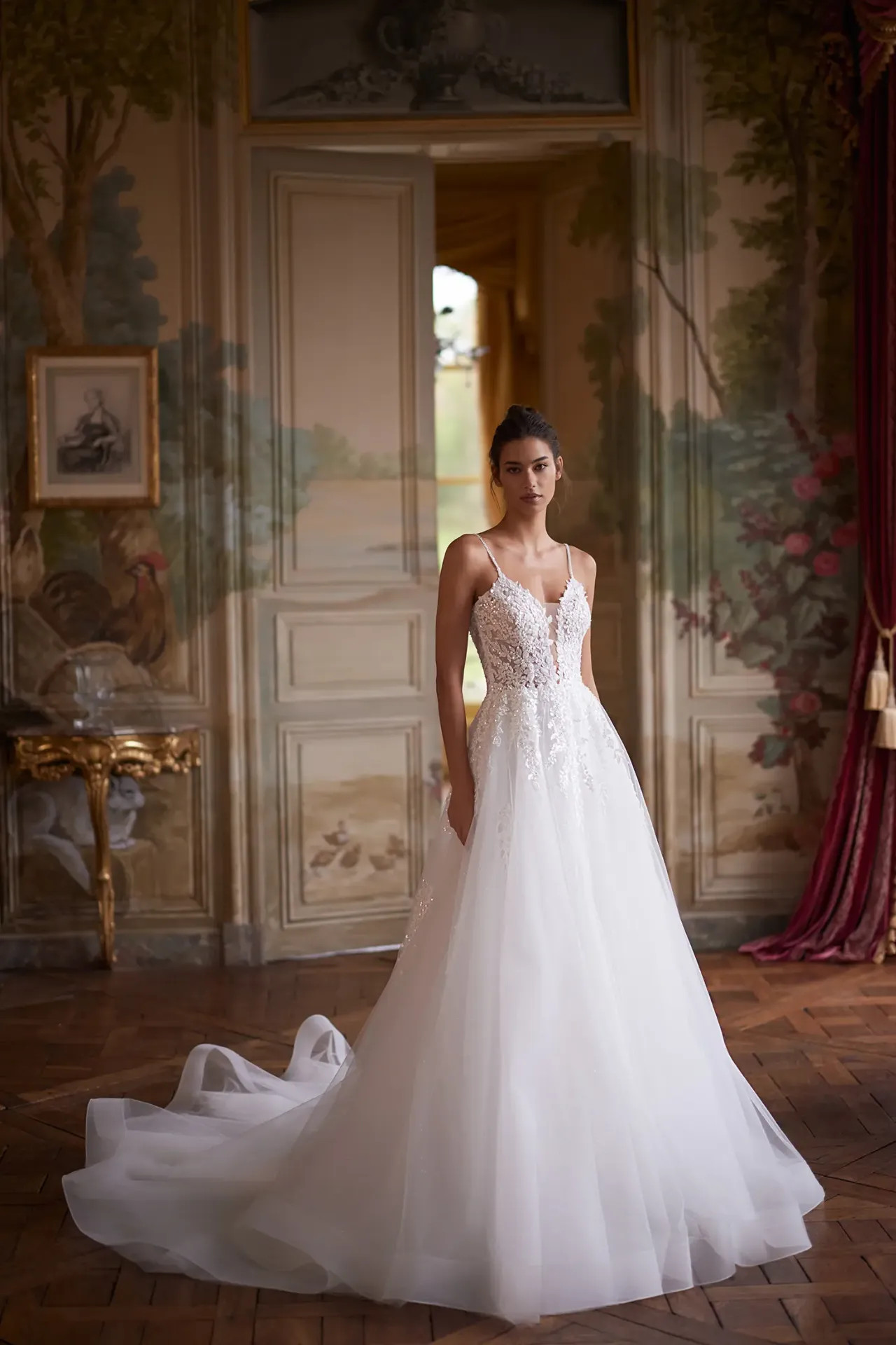 Darcy A-vonalú menyasszonyi ruha gyöngyös pántokkal és csillogó tüll szoknyával a Holdfény Szalonban, Cegléden