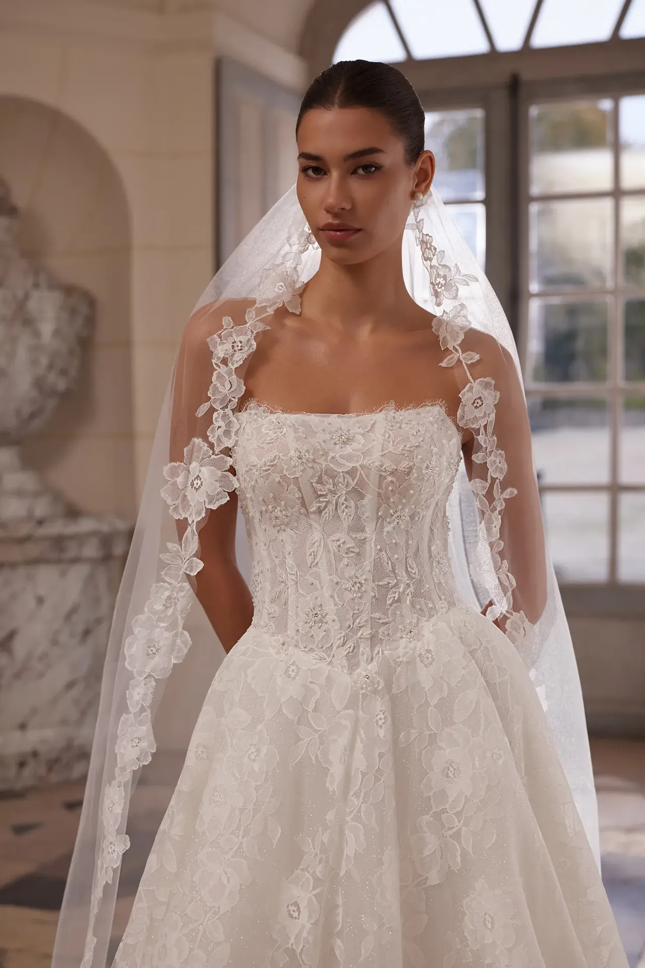 Hilda A-vonalú menyasszonyi ruha virágmintás glitter tüll anyagból és kézzel varrott gyöngyökkel a Holdfény Szalonban, Cegléden