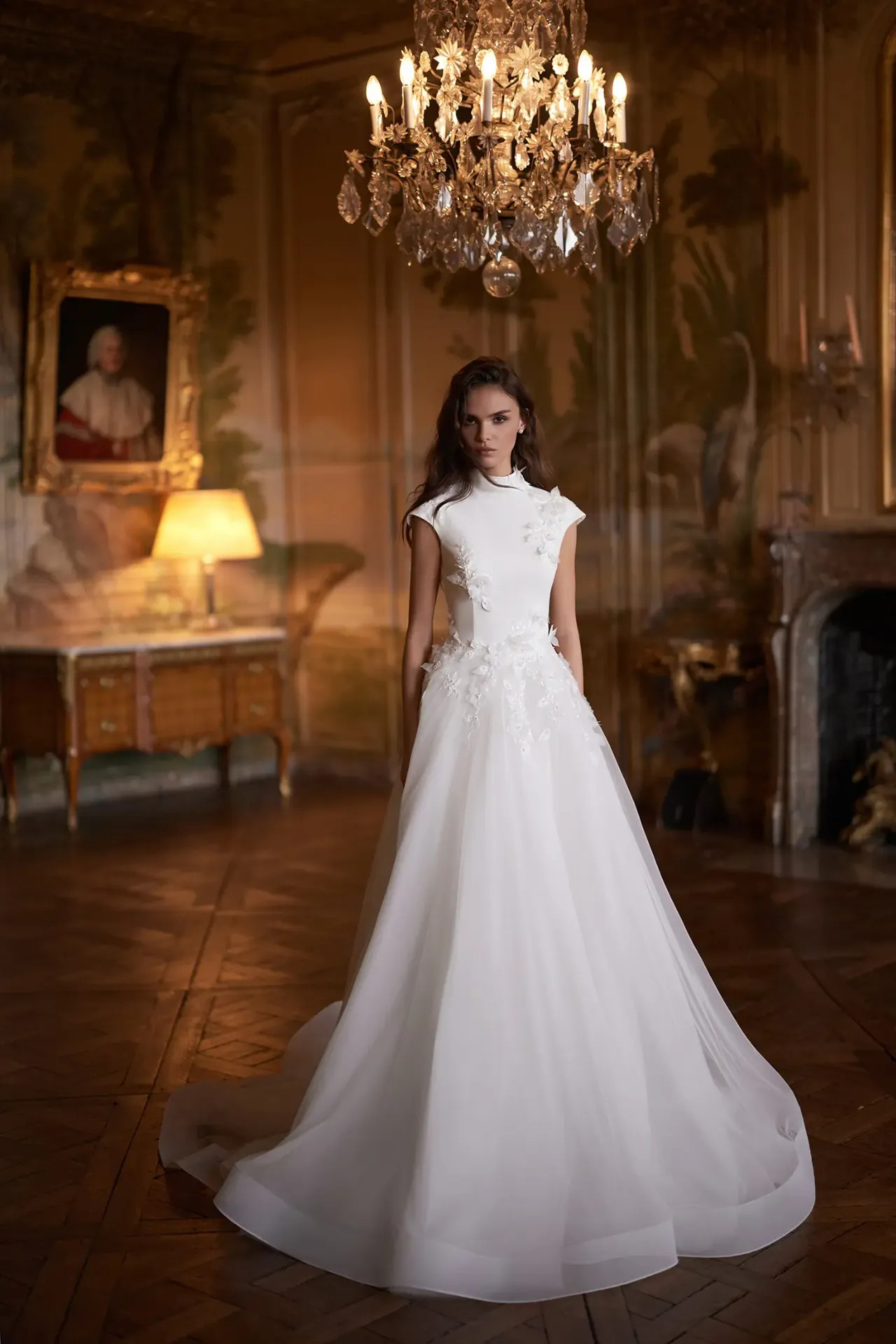 Navy A-vonalú menyasszonyi ruha magas nyakkal és kézzel varrott virágdíszítéssel a Holdfény Szalonban, Cegléden