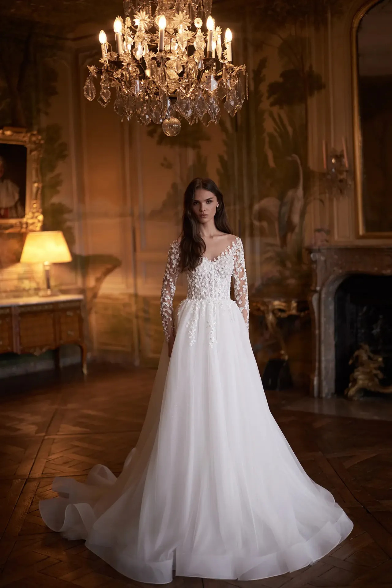 Kelsie A-vonalú menyasszonyi ruha glitter tüll anyagból és gyöngyös virágdíszítéssel a Holdfény Szalonban, Cegléden