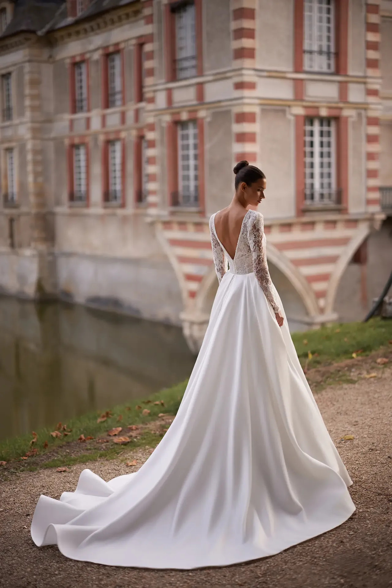 Evangelina A-vonalú mikádó selyem menyasszonyi ruha gyöngyös díszítéssel és zsebekkel a Holdfény Szalonban, Cegléden