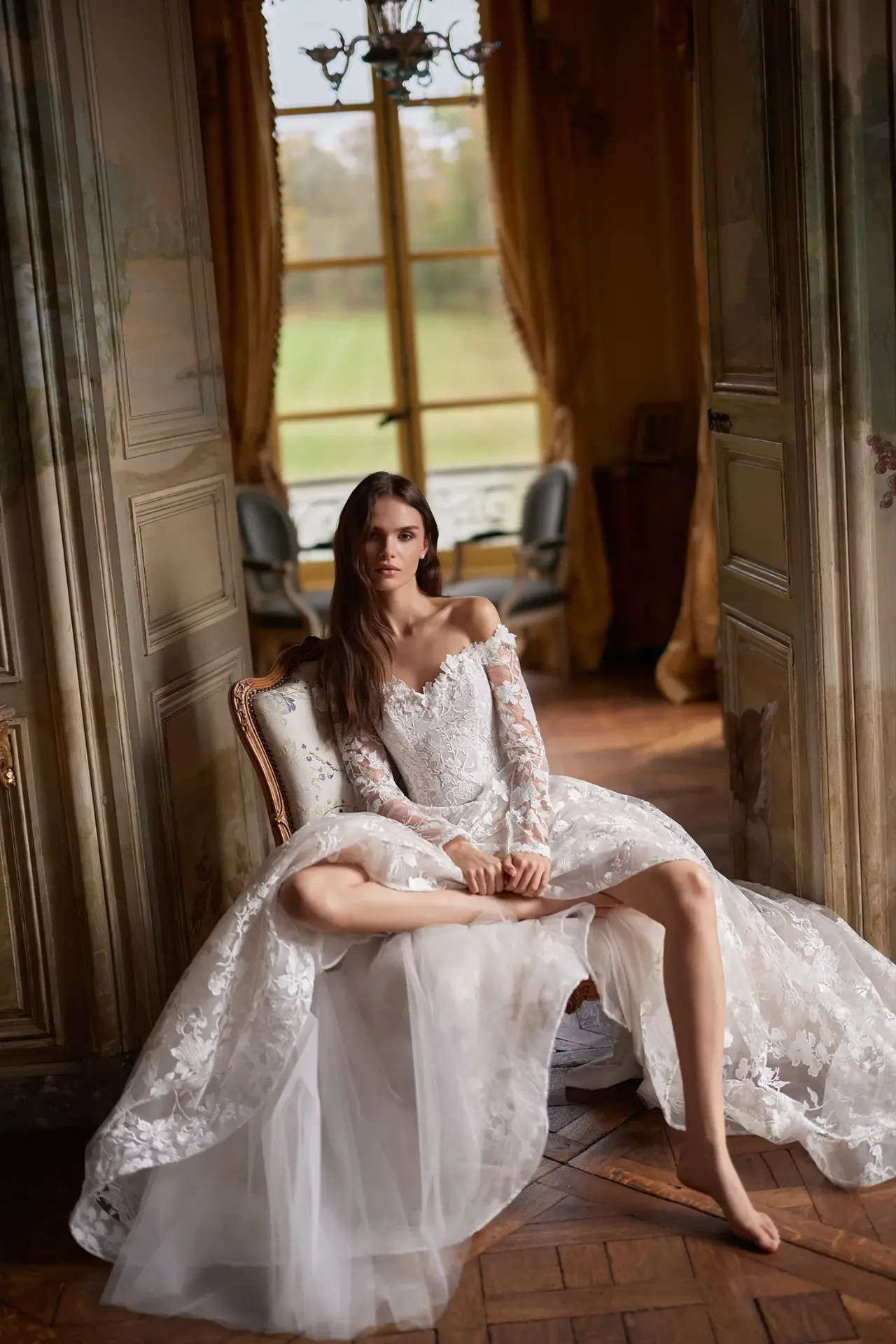 Blush A-vonalú menyasszonyi ruha ejtett vállakkal és 3D virágapplikációkkal a Holdfény Szalonban, Cegléden