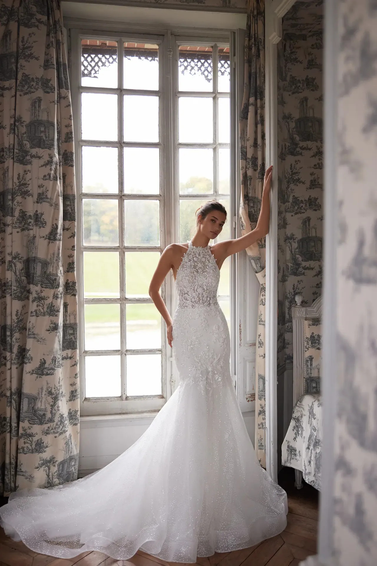 Citra sellő fazonú menyasszonyi ruha glitter tüll anyagból, magas nyakkal és nyitott hátmegoldással a Holdfény Szalonban, Cegléden