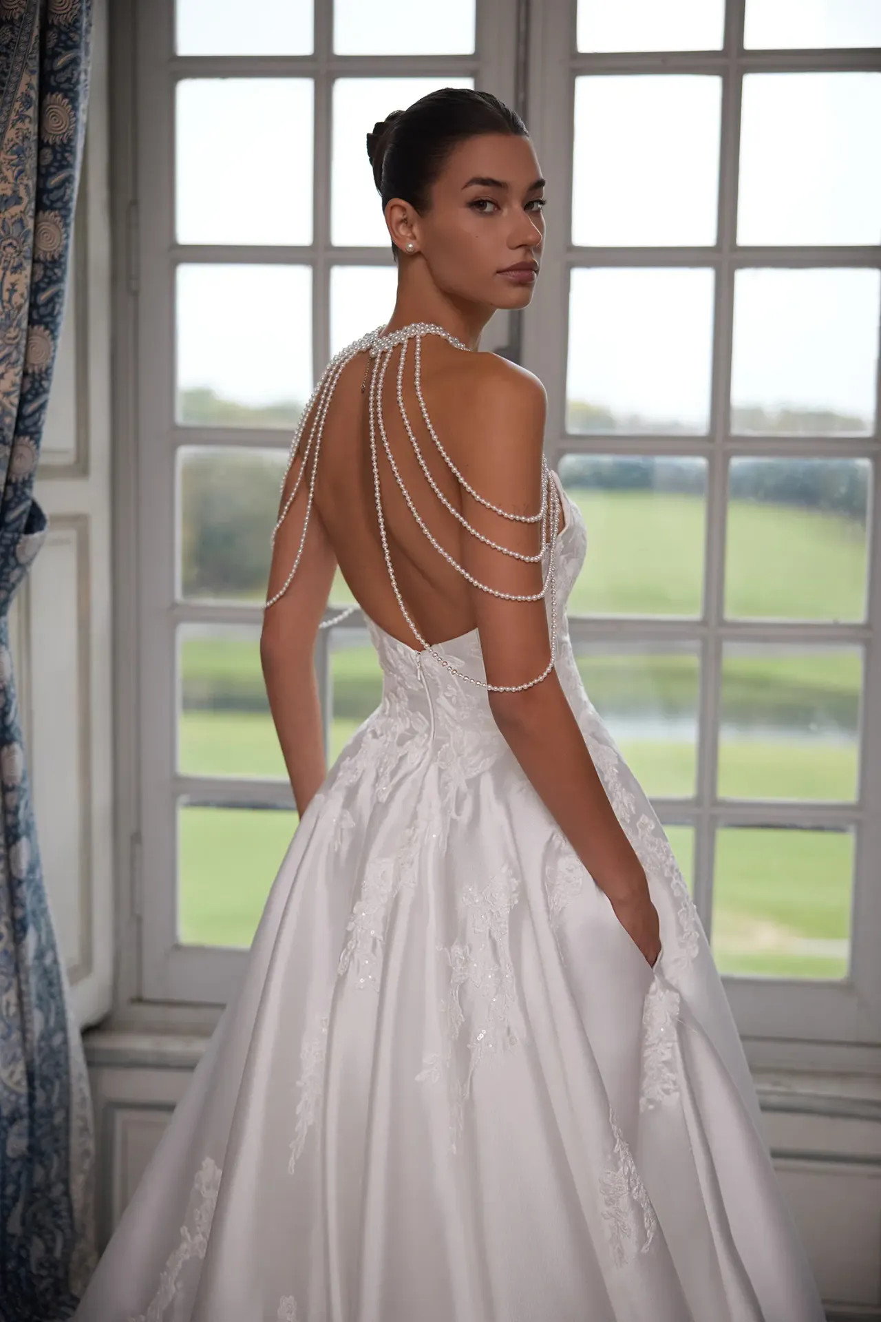 Tamara A-vonalú mikádó selyem menyasszonyi ruha gyöngyös díszítéssel és nyitott hátmegoldással a Holdfény Szalonban, Cegléden