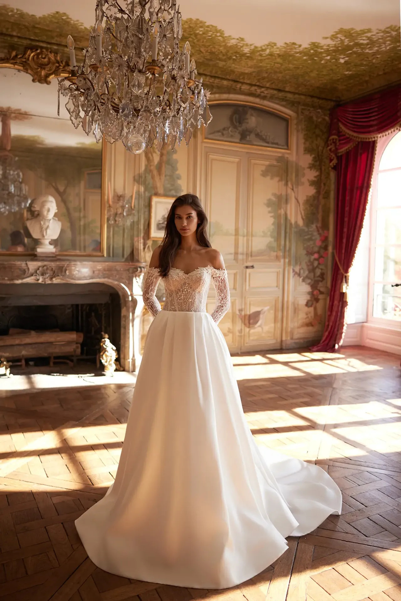 Briselle A-vonalú menyasszonyi ruha mikádó szoknyával és 3D virágokkal díszített felsőrésszel a Holdfény Szalonban, Cegléden