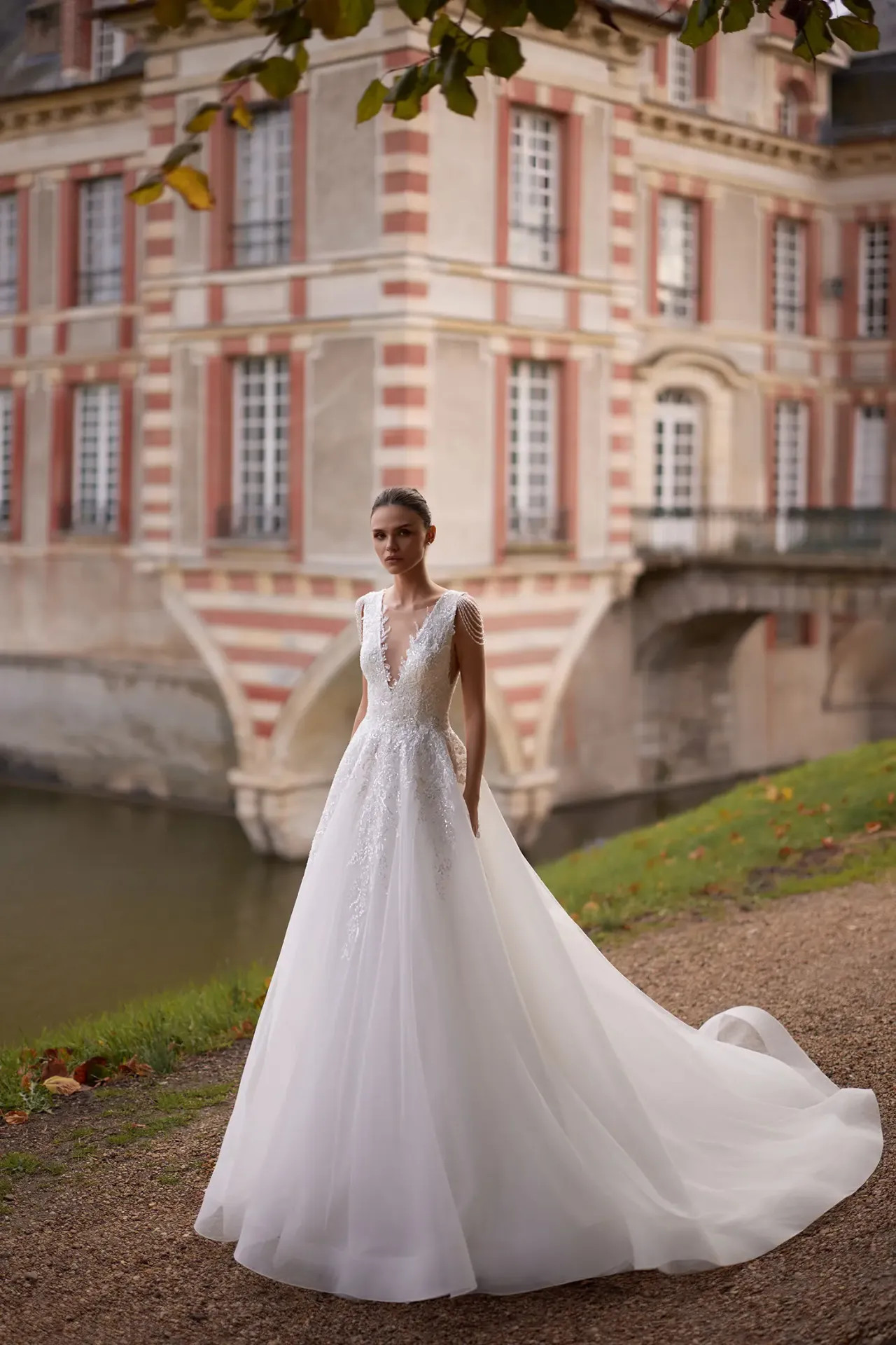 Jakarta A-vonalú menyasszonyi ruha kristály és gyöngy vállfeszítéssel a Holdfény Szalonban, Cegléden