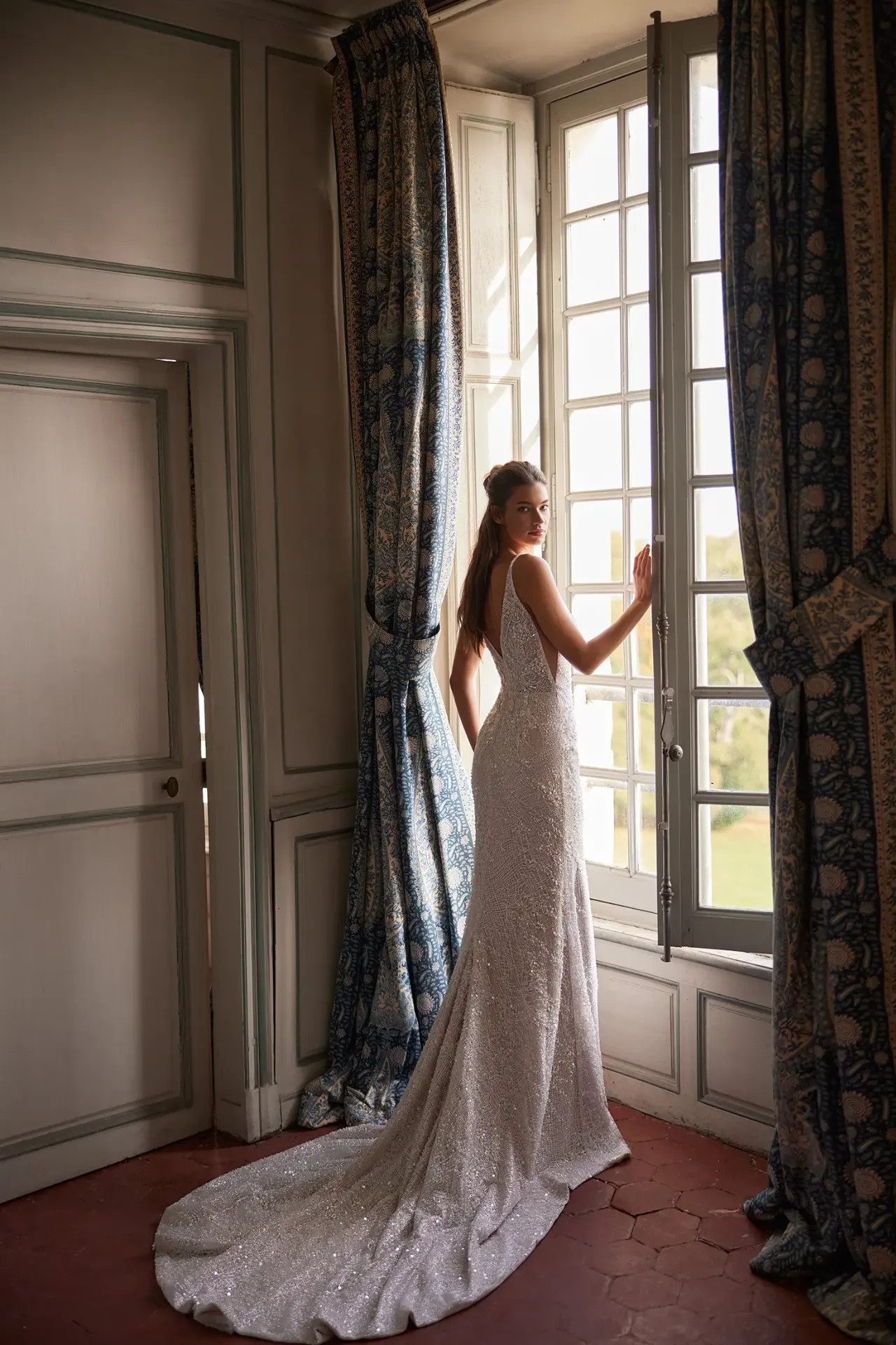 Arica sellő fazonú menyasszonyi ruha glitter szövetből, mély V-nyakkivágással és vékony pántokkal a Holdfény Szalonban, Cegléden