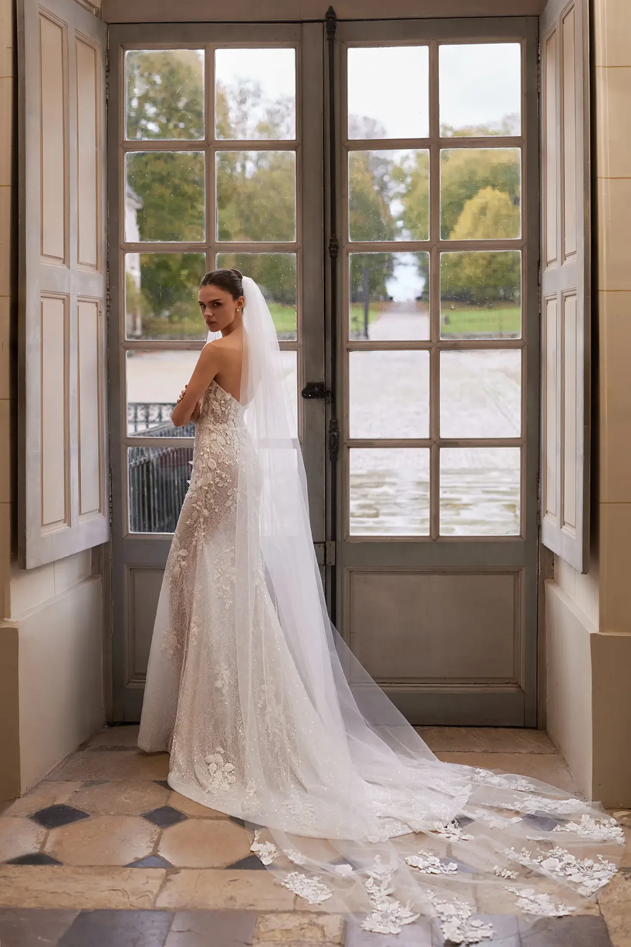 Lorena hosszú menyasszonyi fátyol finom fehér virághímzéssel az alján