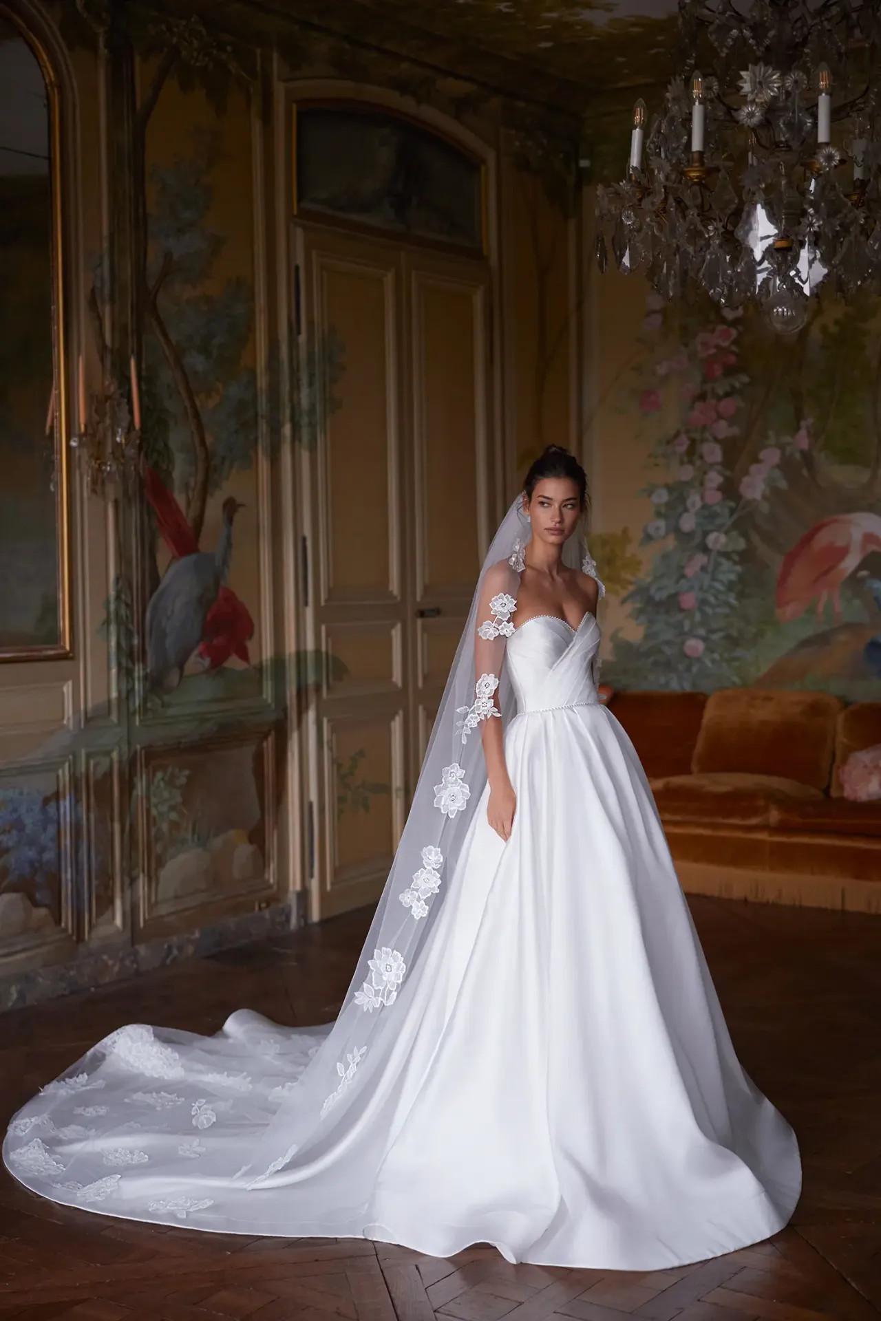 Melia katedrális hosszúságú menyasszonyi fátyol gazdag virágos csipke hímzéssel