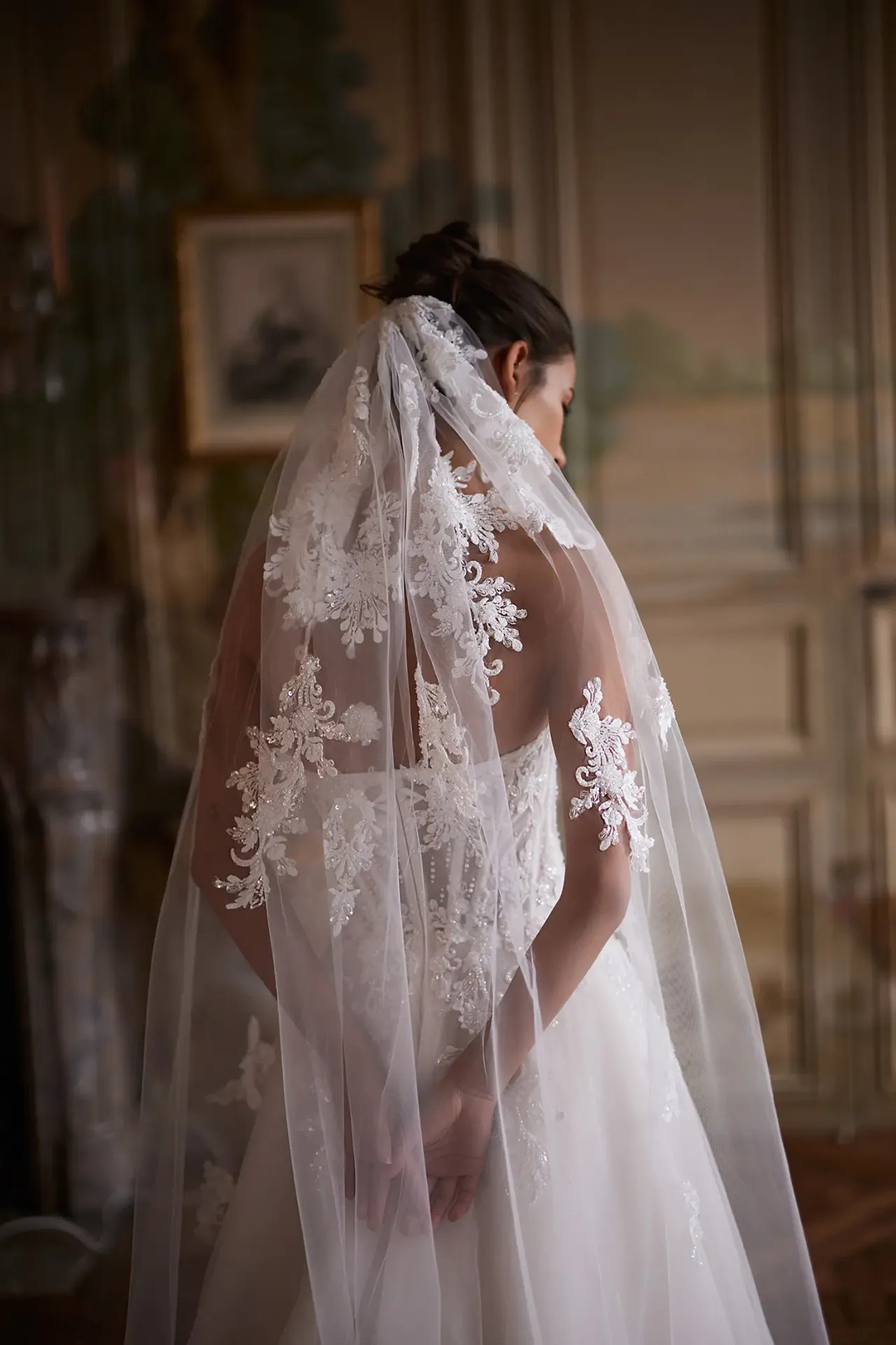 Winona hosszú katedrális menyasszonyi fátyol finom fehér indás és leveles hímzéssel