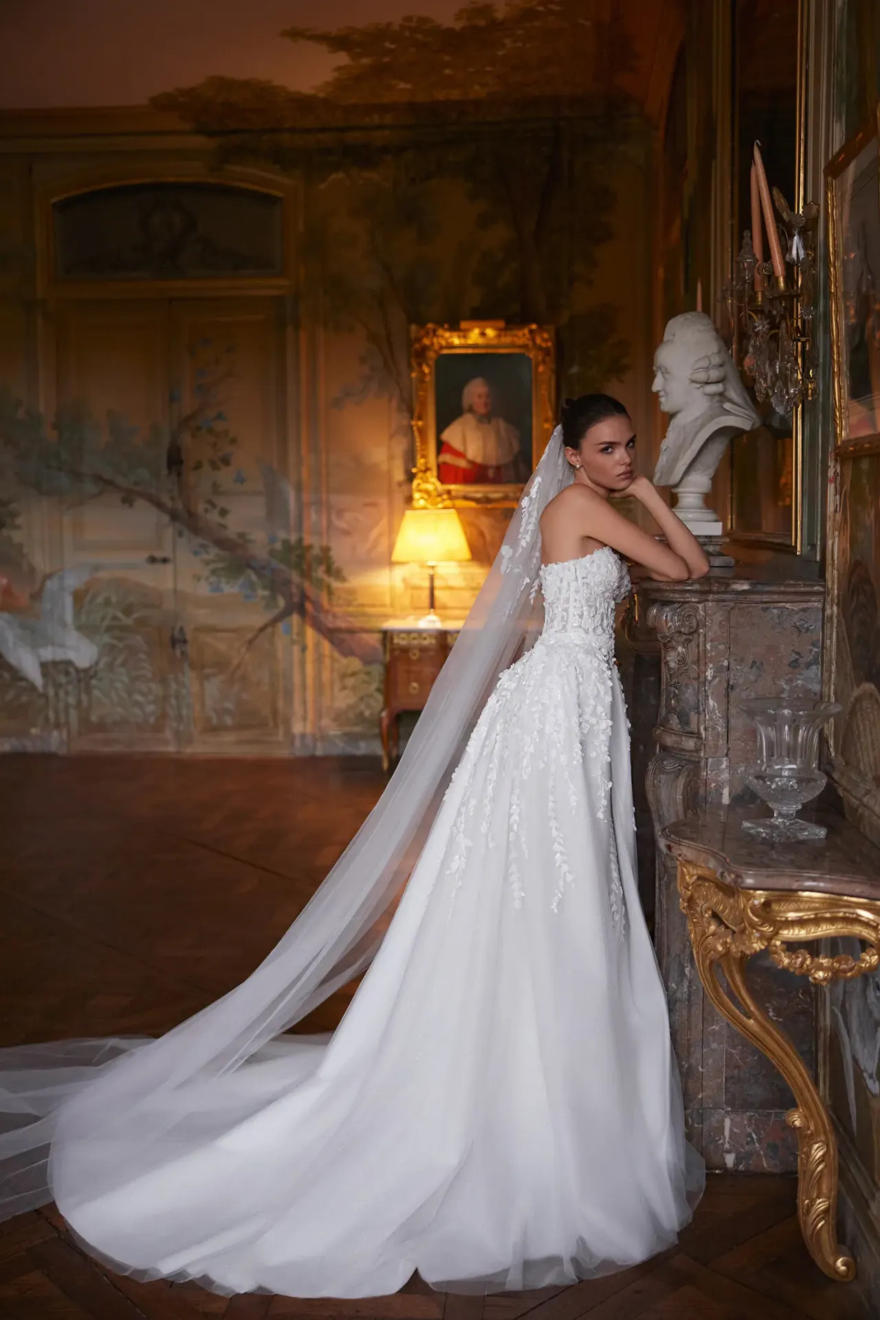 Aura hosszú katedrális menyasszonyi fátyol finom fehér indás hímzéssel az uszályán