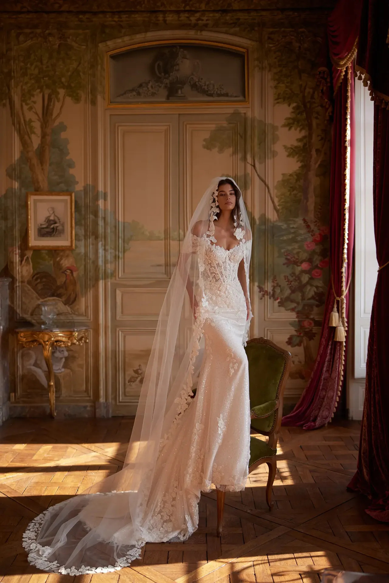 Aura hosszú katedrális menyasszonyi fátyol 3D-s fehér levél és inda díszítéssel