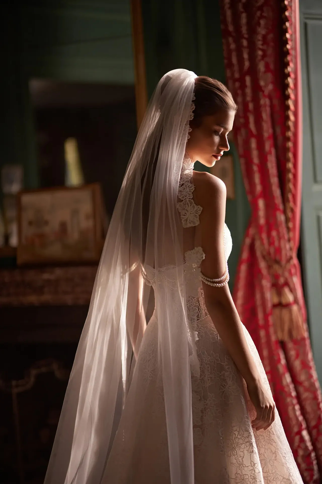 Cordelia hosszú katedrális menyasszonyi fátyol sűrű és látványos virágos csipke díszítéssel