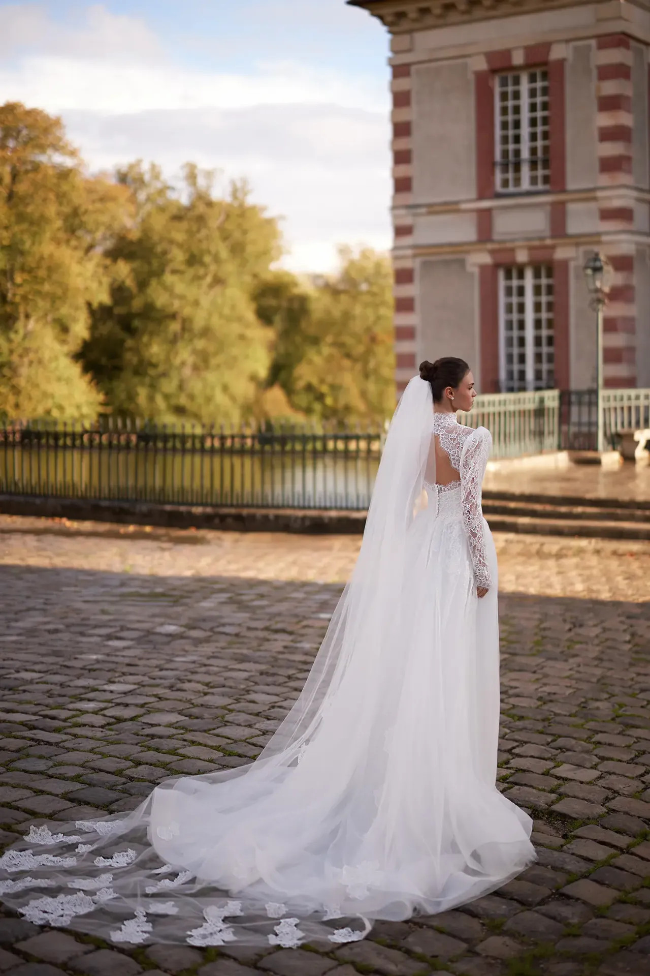 Moana hosszú menyasszonyi fátyol fejtetőtől induló indás és leveles csipke díszítéssel