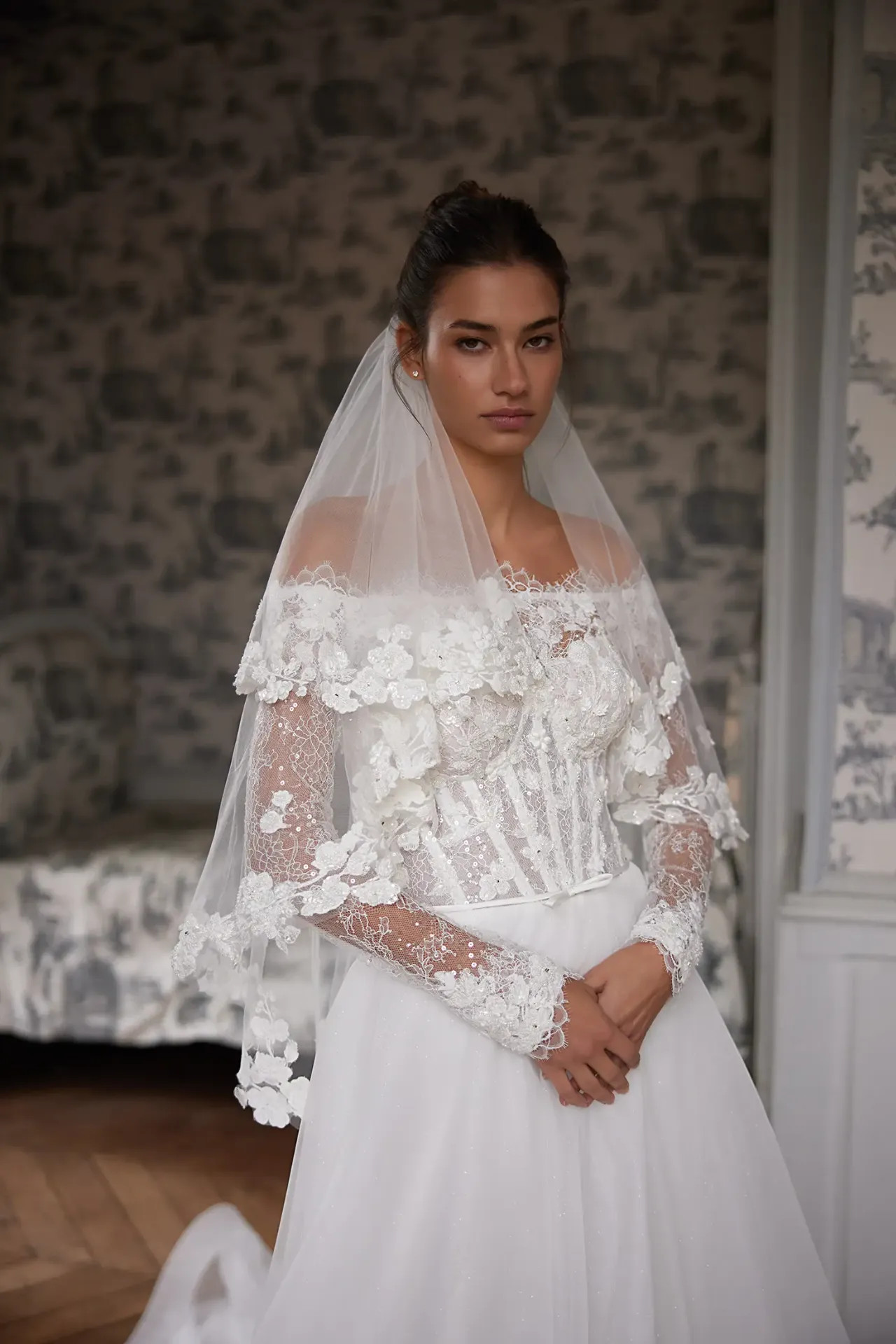 Lisette rövid menyasszonyi fátyol dús 3D virág díszítéssel és több rétegű tüllel