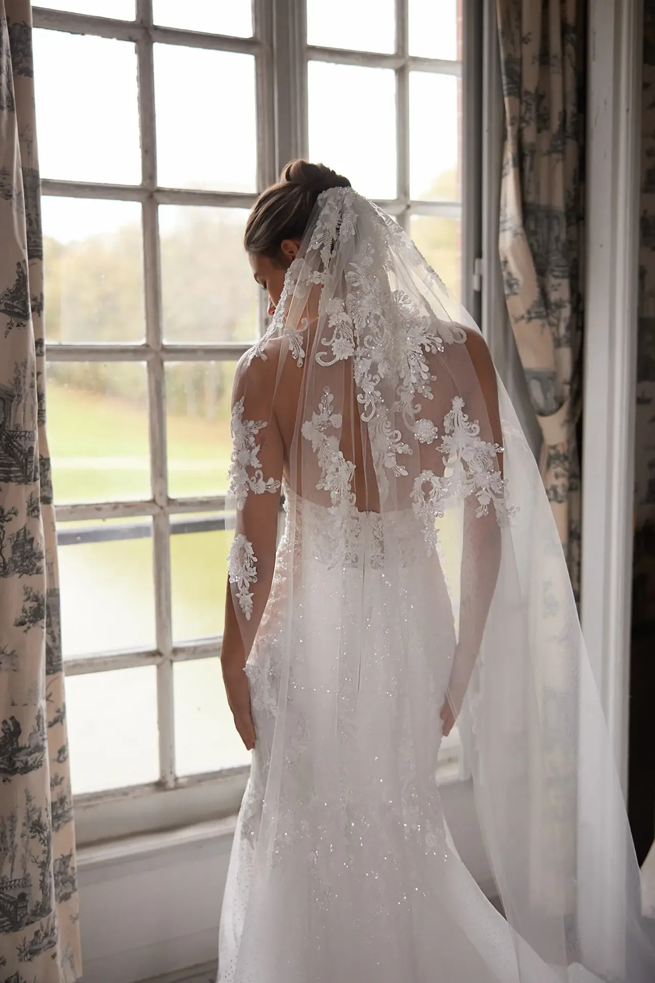Citra hosszú katedrális menyasszonyi fátyol gazdag virágos csipke szegéllyel