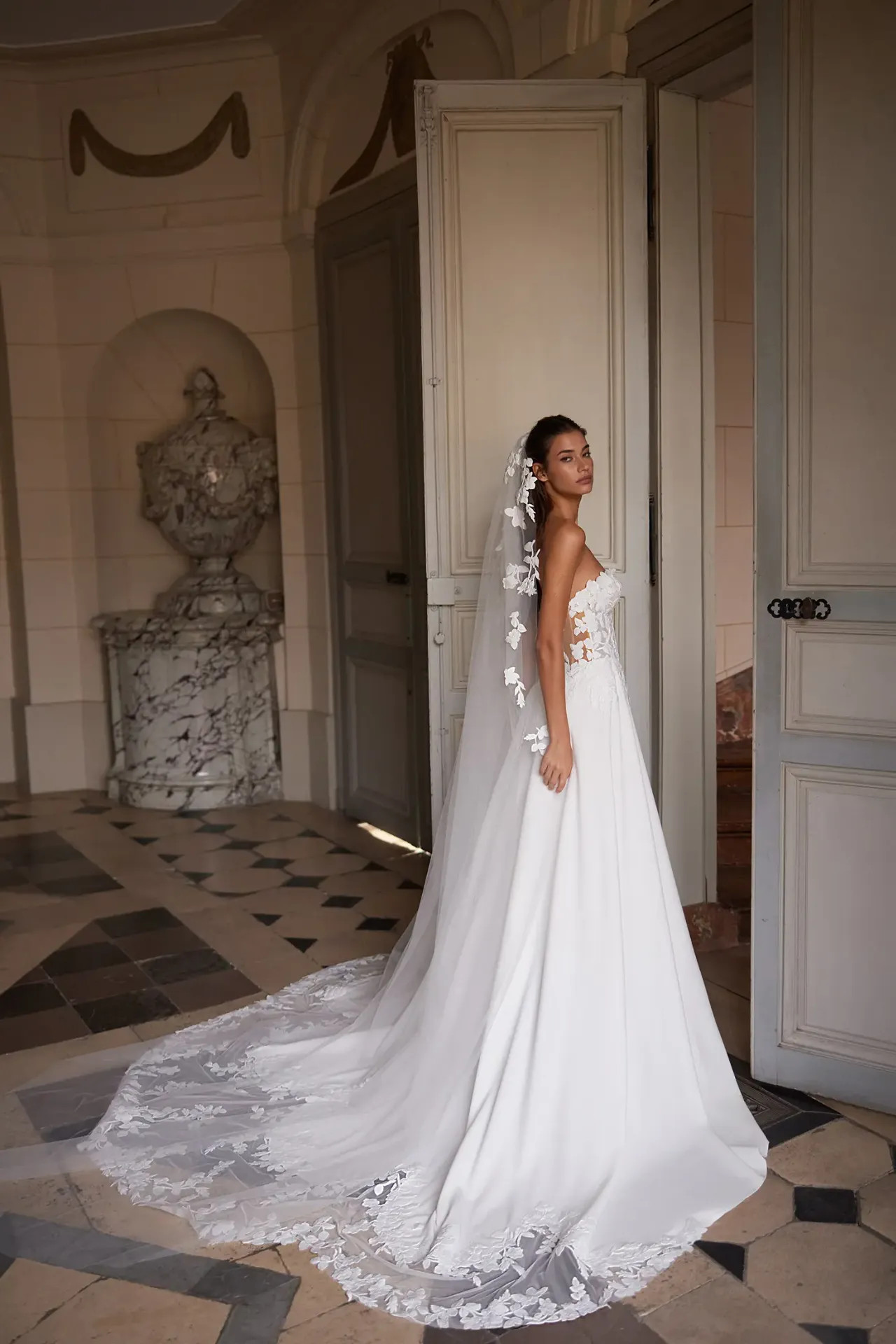 Mirella hosszú katedrális menyasszonyi fátyol pazar, szimmetrikus központi csipkehímzéssel a hátán