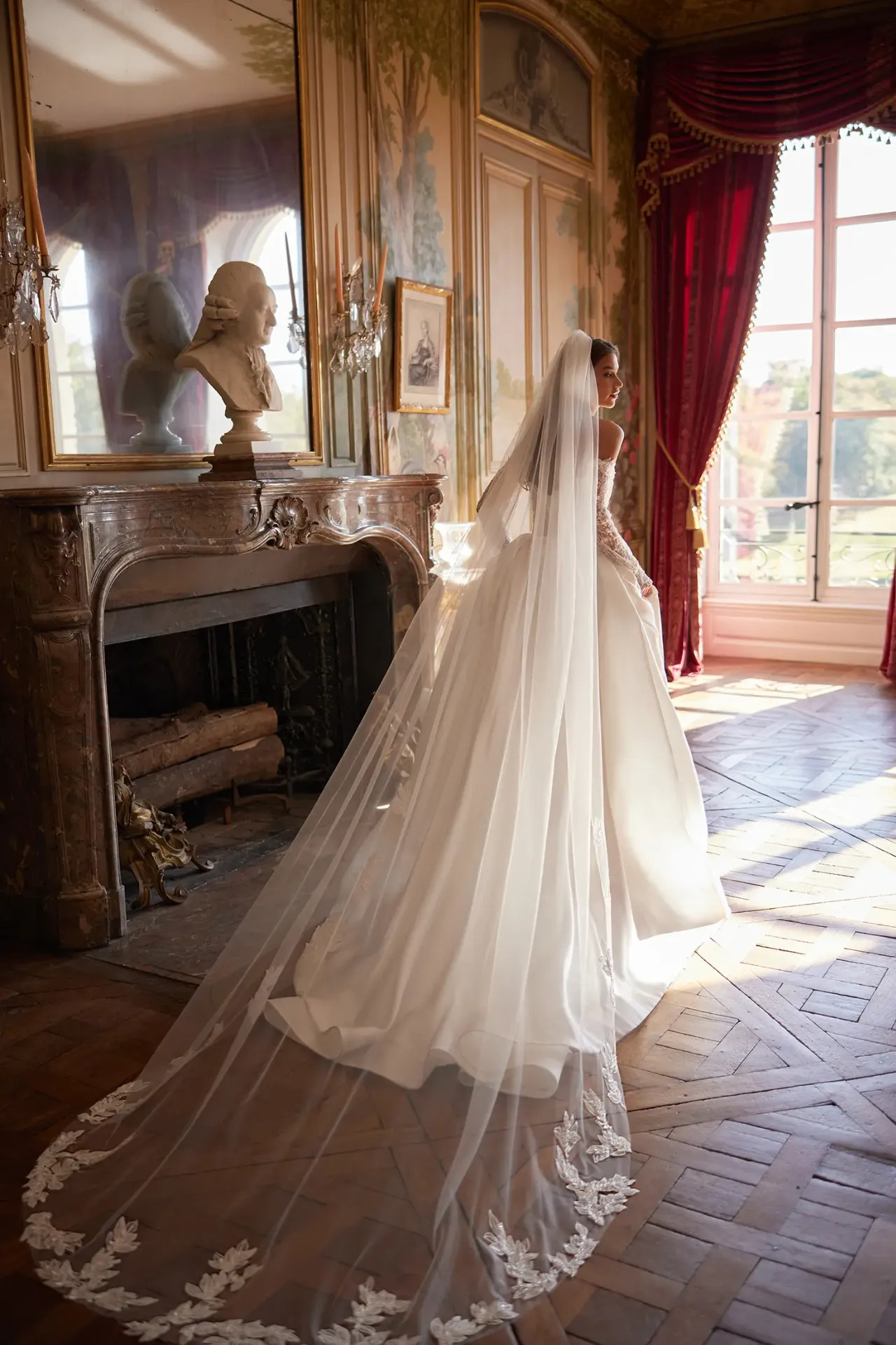 Briselle hosszú katedrális menyasszonyi fátyol finom elszórt virág és levél hímzéssel