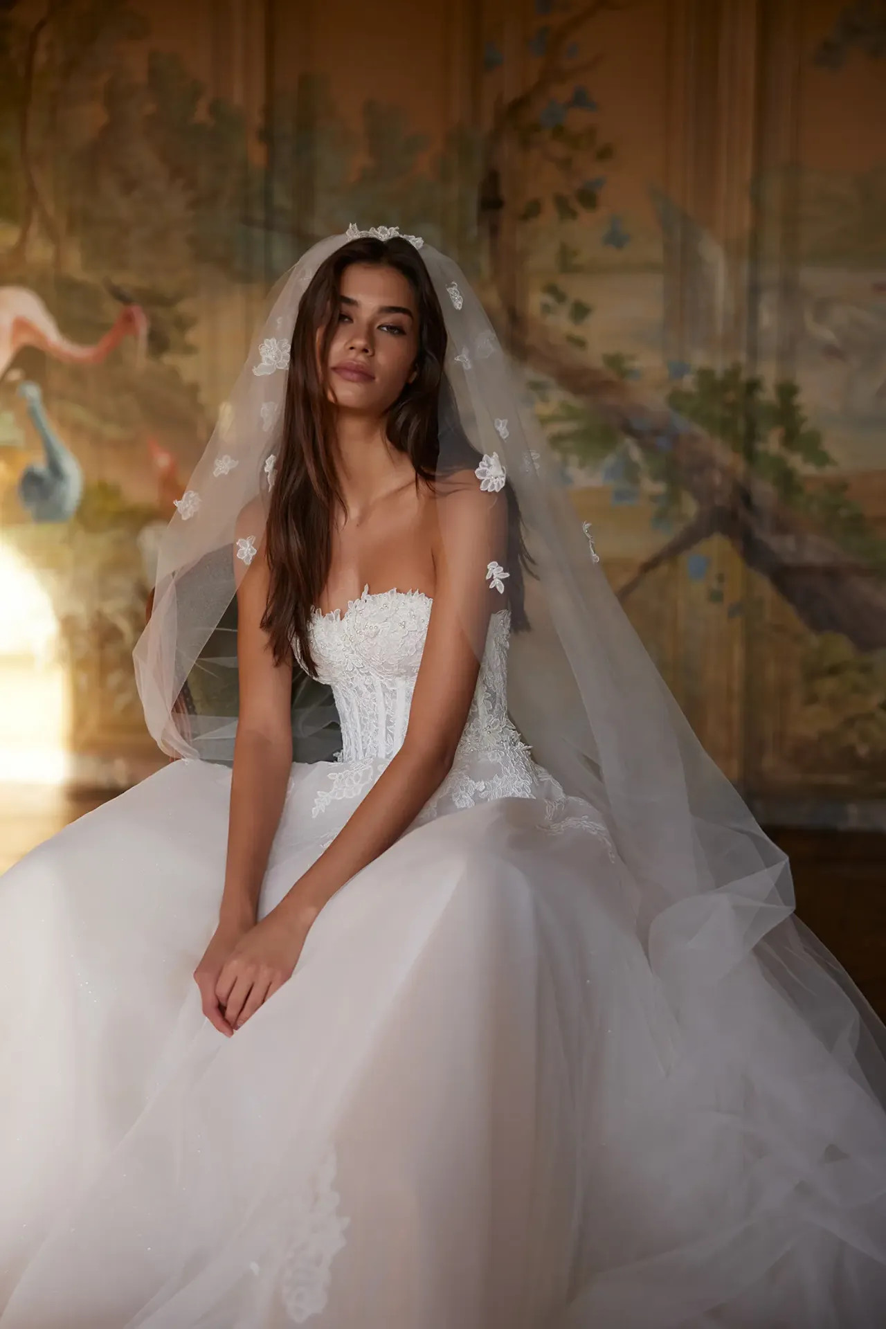 Velmira hosszú katedrális menyasszonyi fátyol nagy méretű fehér virágos csipke díszítéssel