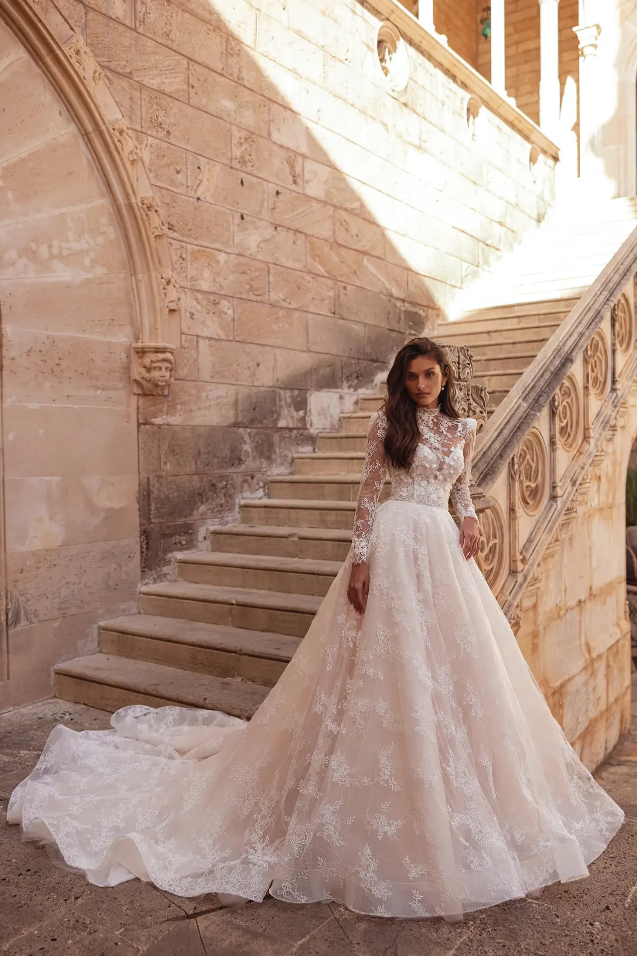 Libby A-vonalú menyasszonyi ruha lecsatolható hosszú ujjú csipke boleróval és 3D virágdíszítéssel a Holdfény Szalonban, Cegléden