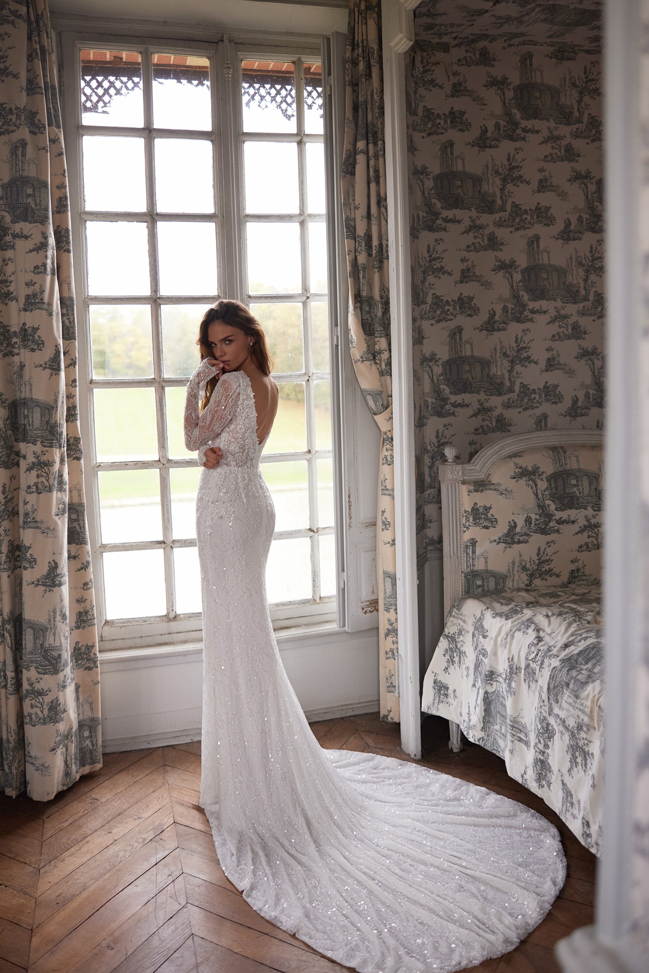 Daniella sellő fazonú menyasszonyi ruha Chantilly csipkével és hosszú ujjakkal a Holdfény Szalonban, Cegléden.