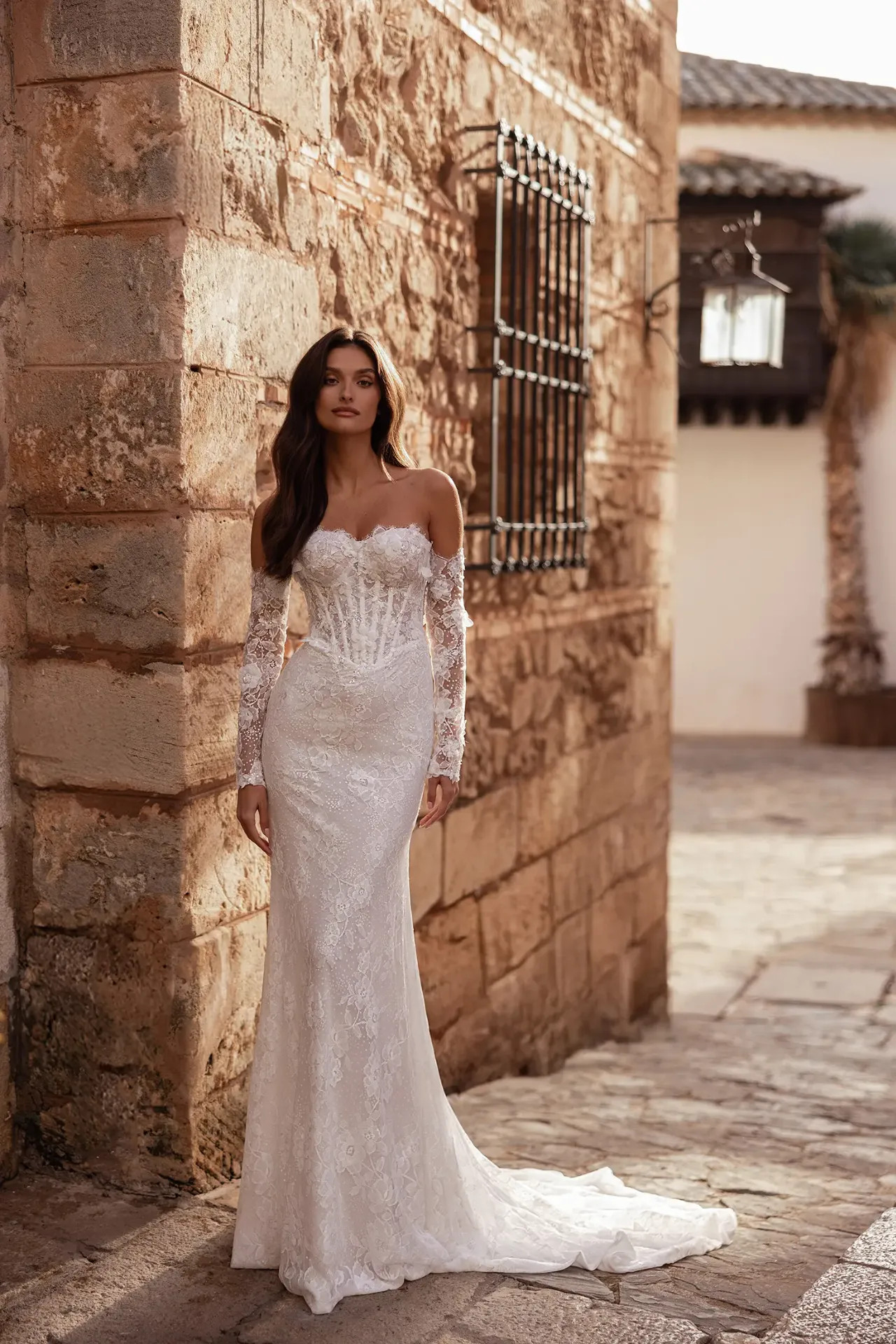 Benny sellő fazonú menyasszonyi ruha 3D virágapplikációkkal és lecsatolható hosszú ujjakkal a Holdfény Szalonban, Cegléden.